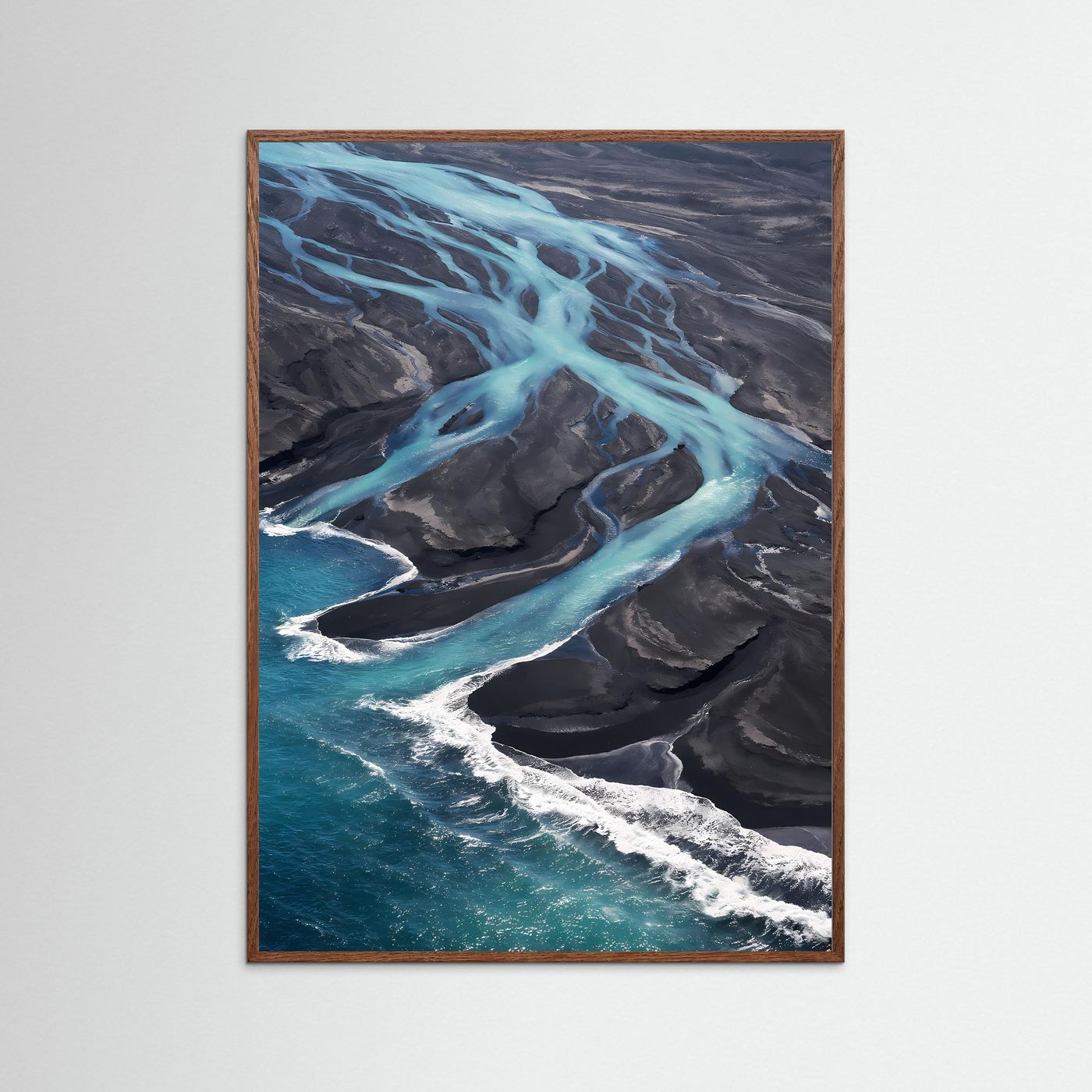 Hochformatiges Poster mit abstraktem Eisfluss in Türkis und Vulkanschwarz im braunen Rahmen