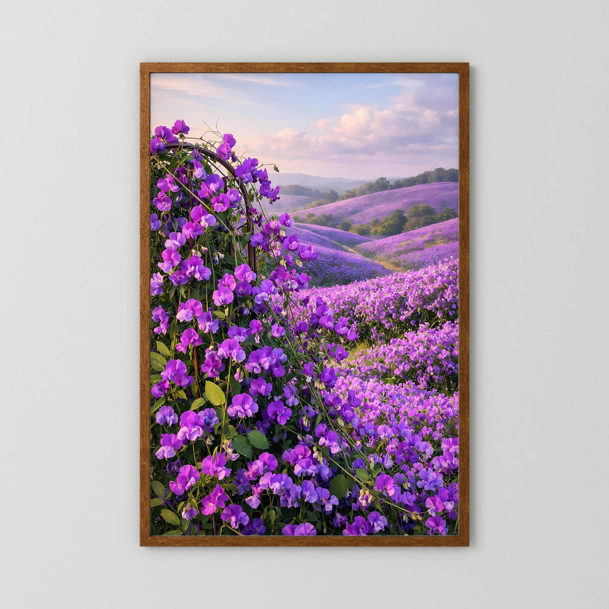 Wandbild im Hochformat mit braunem Holzrahmen und violetter Blütenlandschaft