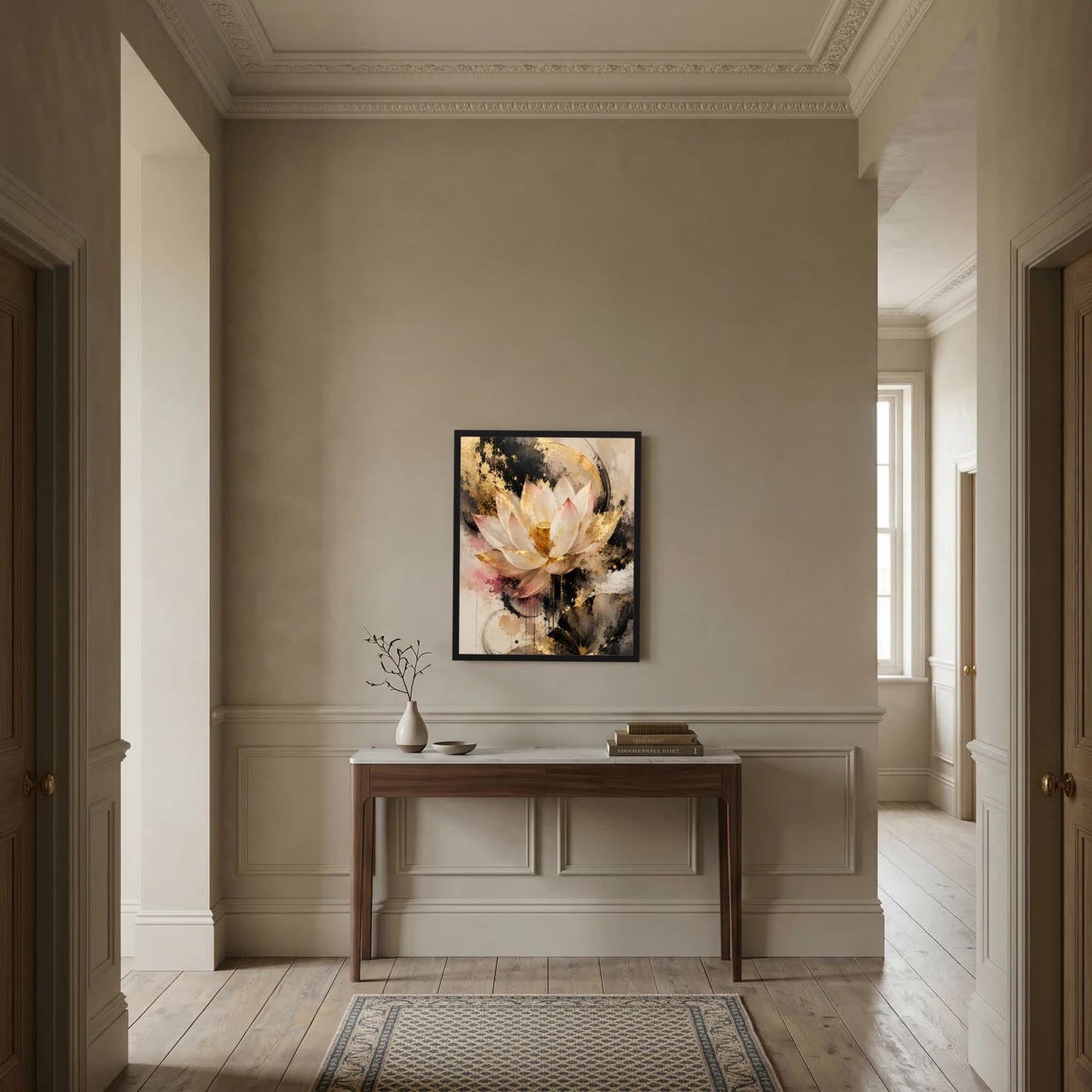 Lotusblumen-Poster im schwarzen Rahmen: goldene Lotusblüte, cremefarbenes Umfeld, schwarze Pinselstriche