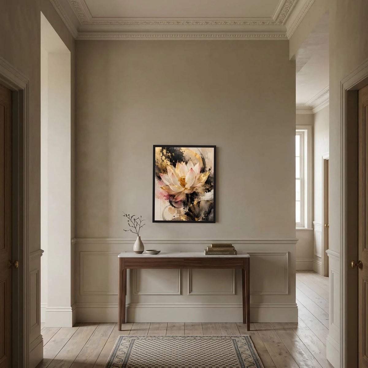 Lotusblumen-Poster im schwarzen Rahmen: goldene Lotusblüte, cremefarbenes Umfeld, schwarze Pinselstriche