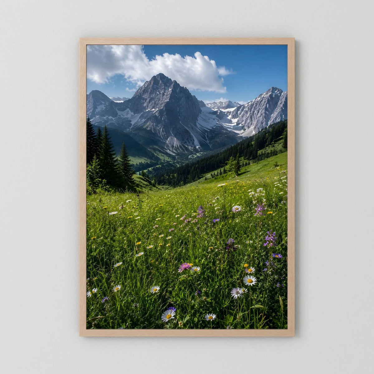 Wandbild mit Alpenberglandschaft und Wildblumen im Hochformat, Holzrahmen naturfarben