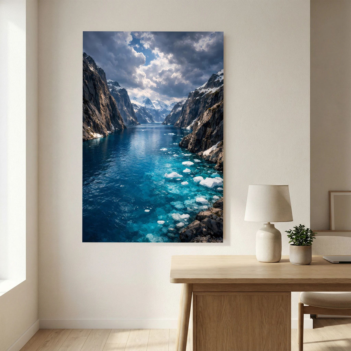Hochformat-Poster Fjordlandschaft mit blauem Wasser und Treibeis
