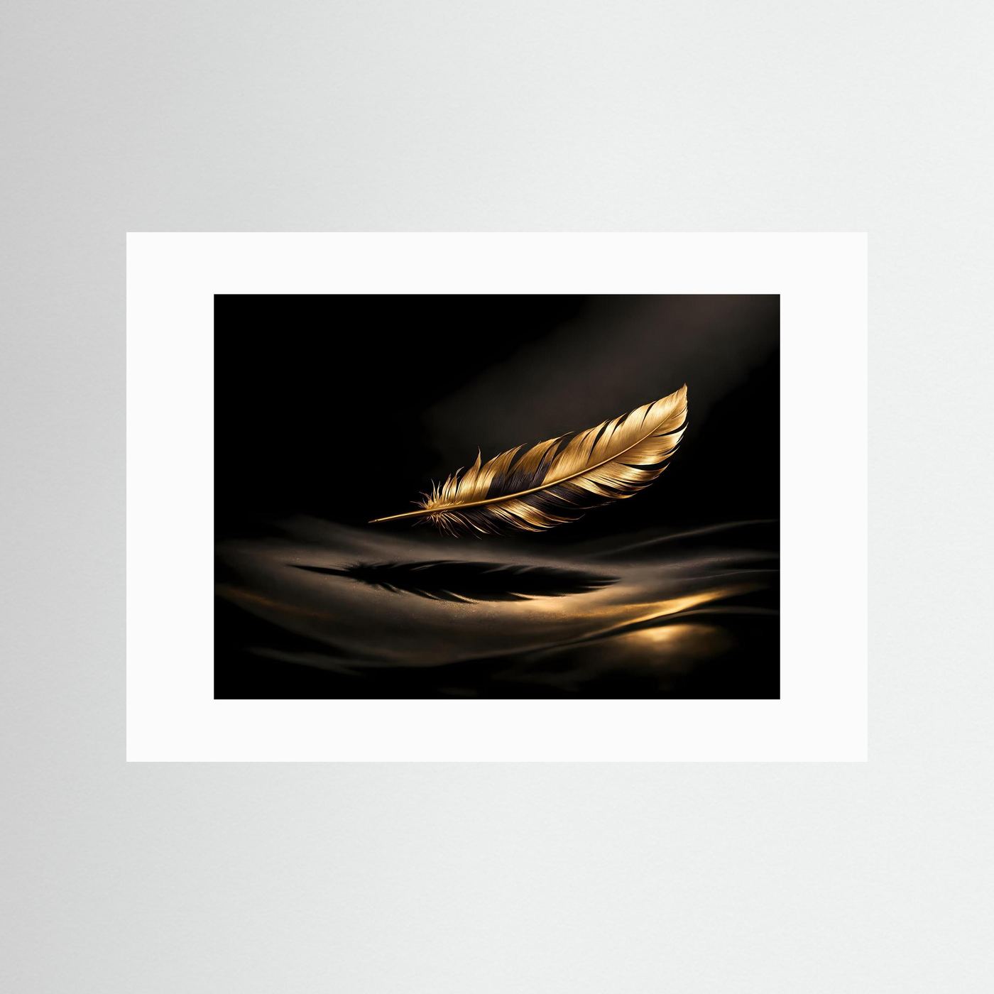 Schwebende Goldene Feder auf Seide | Luxus Kunst & Elegante Wanddeko Querformat