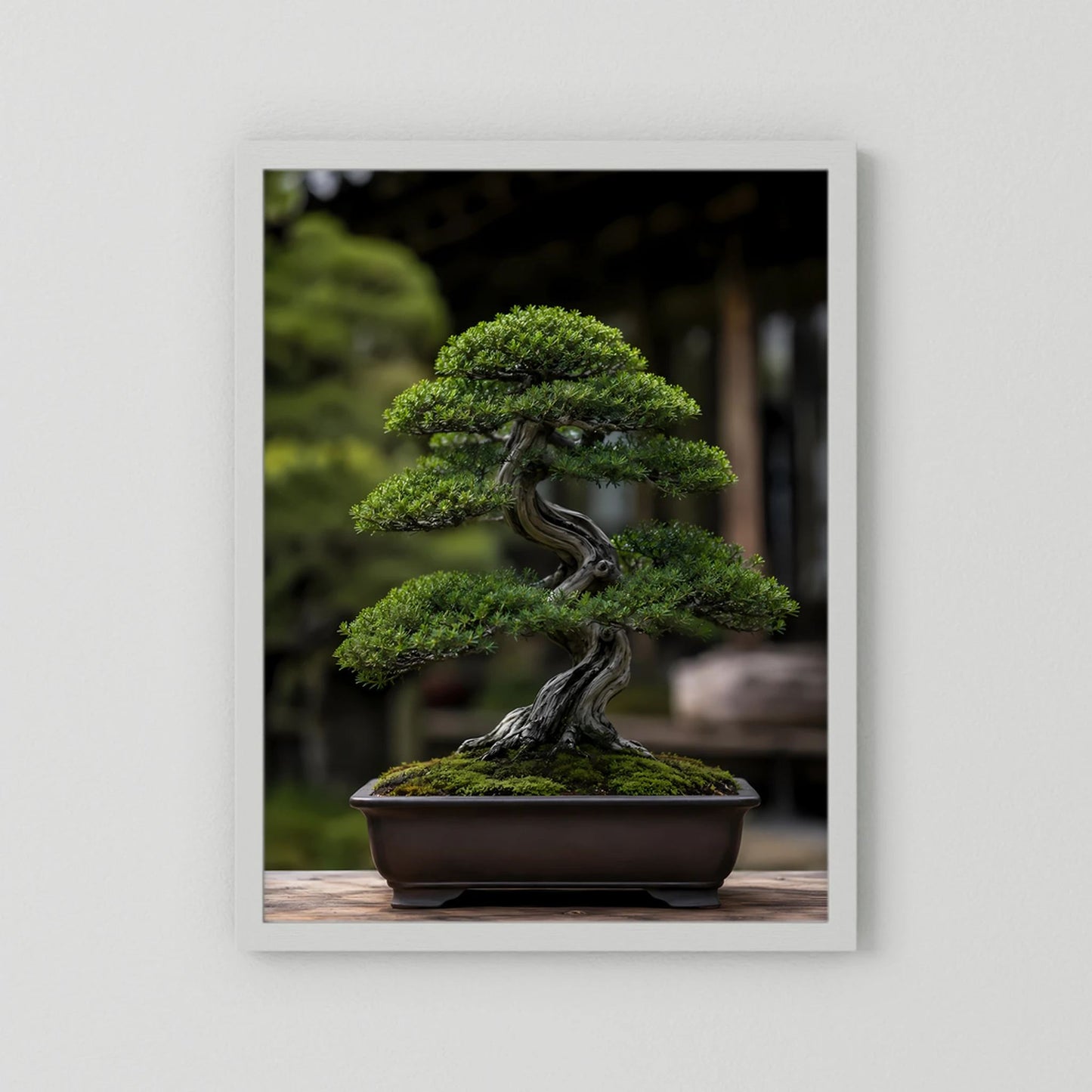 Hochformat-Poster mit Bonsai in Schale: grünes Blattwerk, dunkler Stamm im weißen Rahmen.