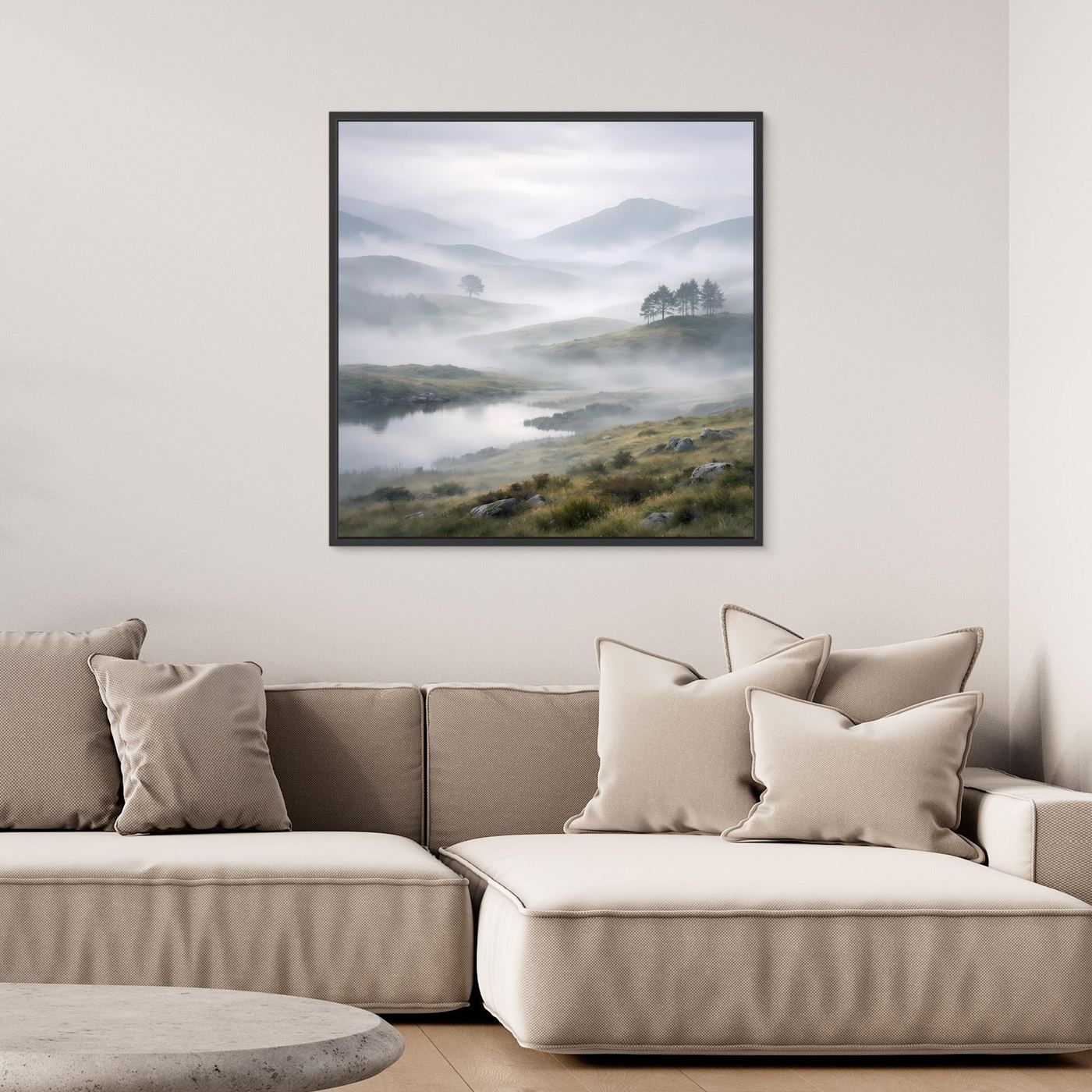 Leinwandbild mit Bergsee im Nebel in schwarzem Rahmen