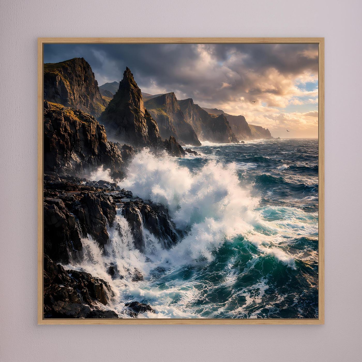 Leinwandbild mit Holzrahmen (Eiche): dramatische Meeresbrandung mit Felsen und aufziehenden Wolken.