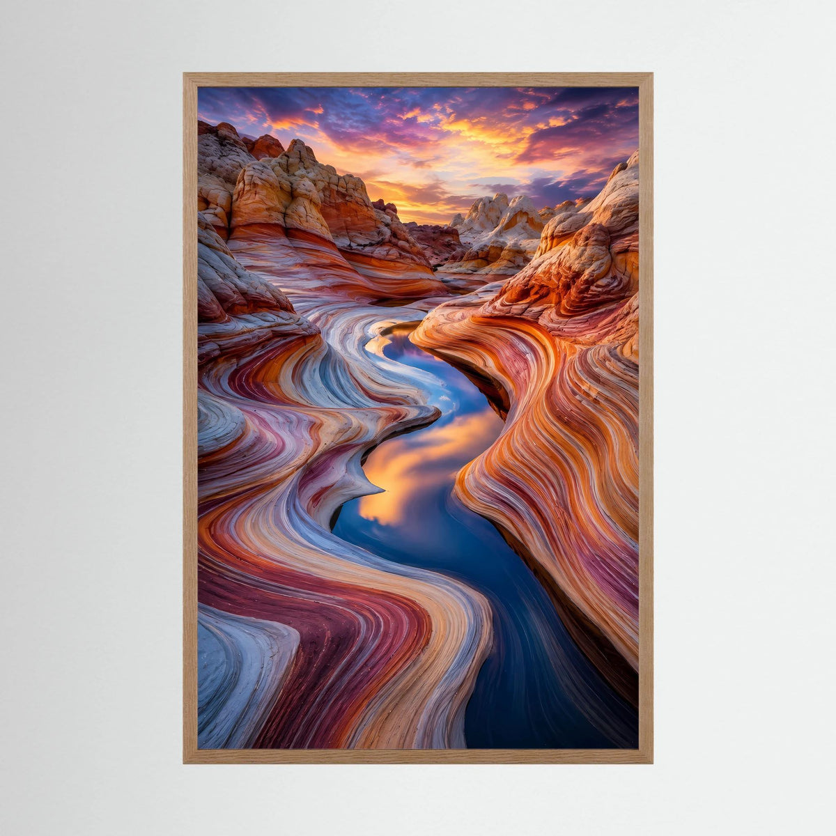 Wandposter im Hochformat mit farbigen Felsrinnen und Sonnenuntergang, Holzrahmen hell.