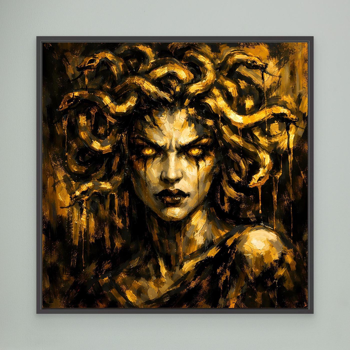 Leinwand Goldene Medusa in düsterer Optik | Modernes Mythologie Wandbild Luxus