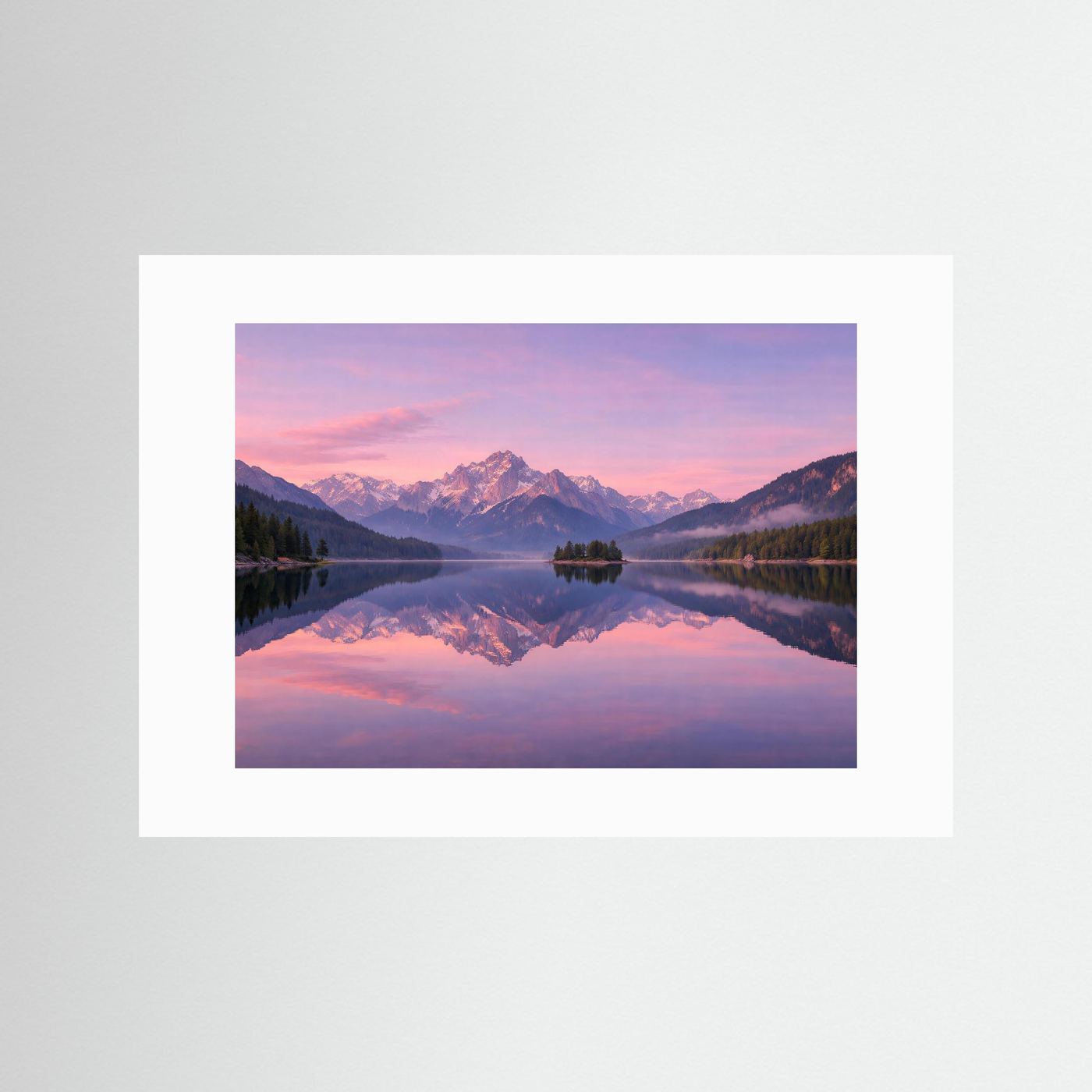 Naturposter im Querformat mit Alpenpanorama und Spiegelung im See, mit weißem Passepartout