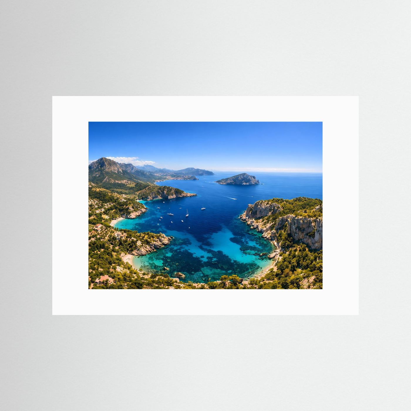 Atemberaubende Mittelmeerbucht von oben | Panorama Küste & Meer Poster Querformat