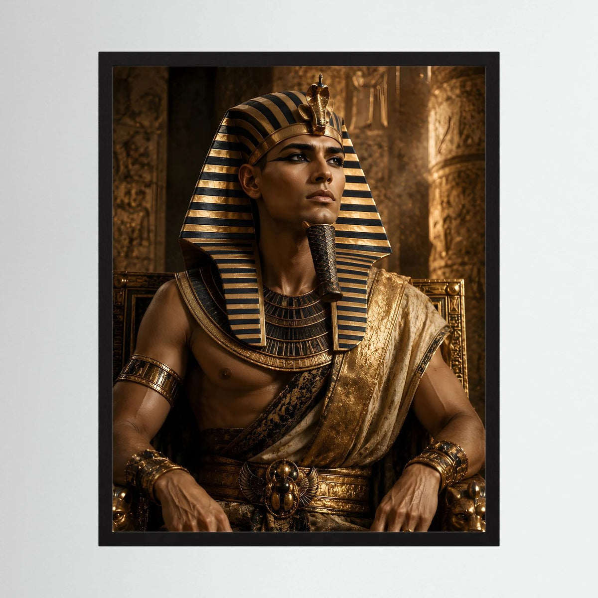 Ägyptisches Pharao-Wandbild im schwarzen Rahmen: sitzender König mit goldenen Streifen.