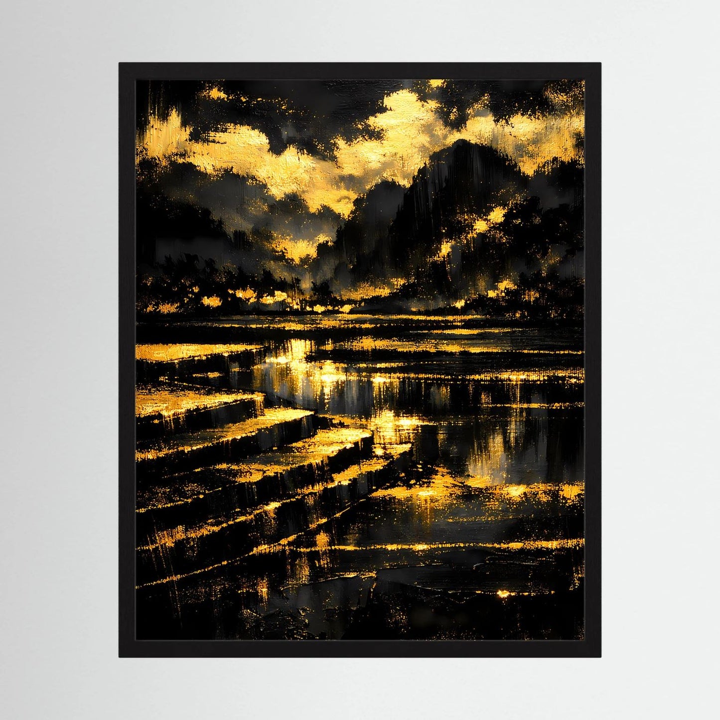 Gerahmtes Poster mit abstrakter Berglandschaft in Schwarz und Gold, goldene Wolken über See