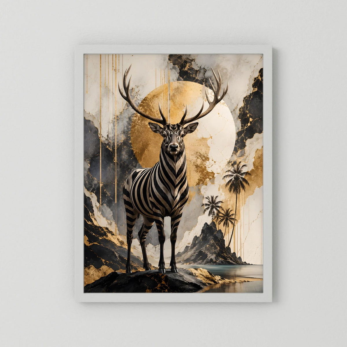 Kunstposter im Hochformat im hellen Rahmen: Zebramuster-Hirsch mit goldenen Geweih-Highlights