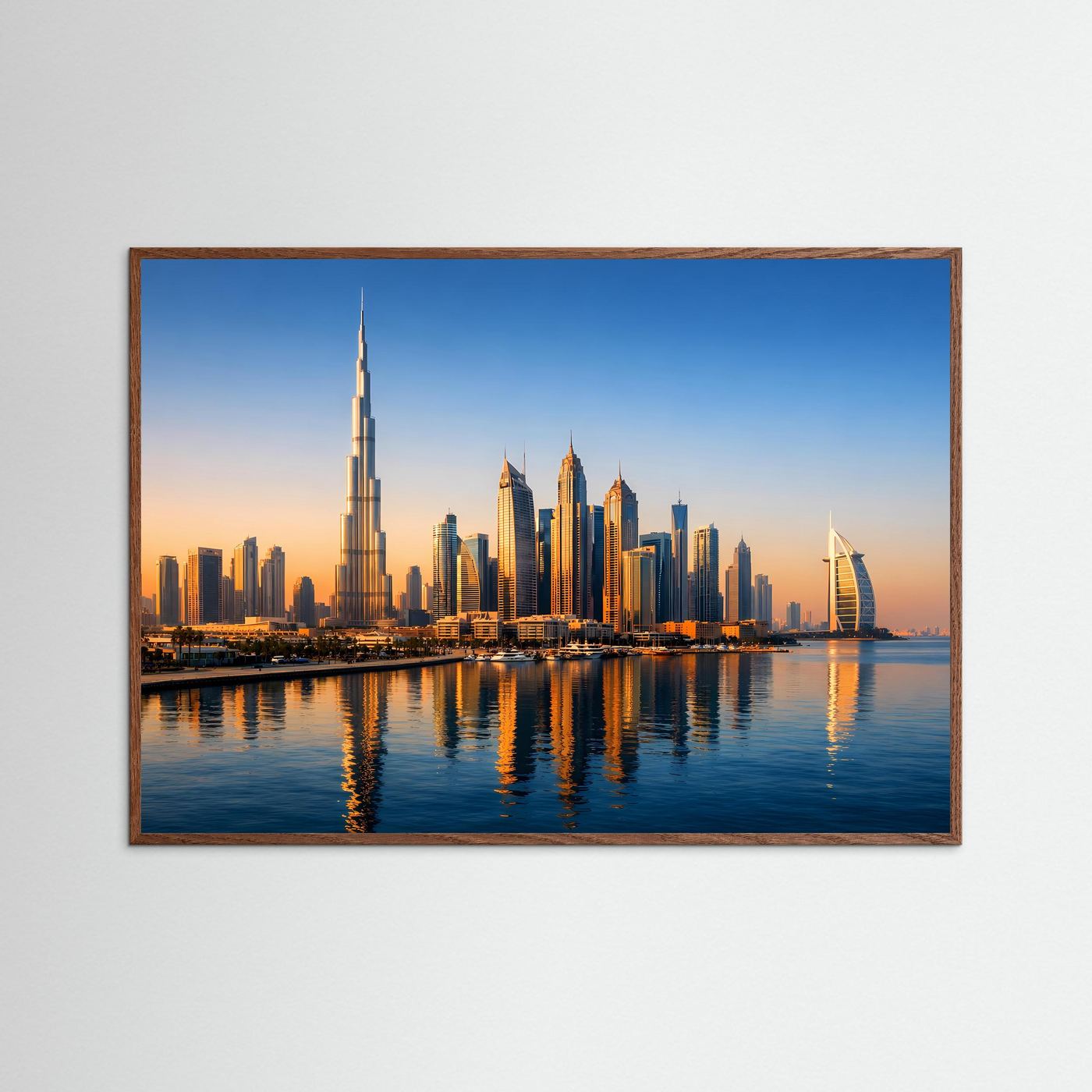 Panorama-Poster Dubai Skyline im Sonnenuntergang mit braunem Holzrahmen