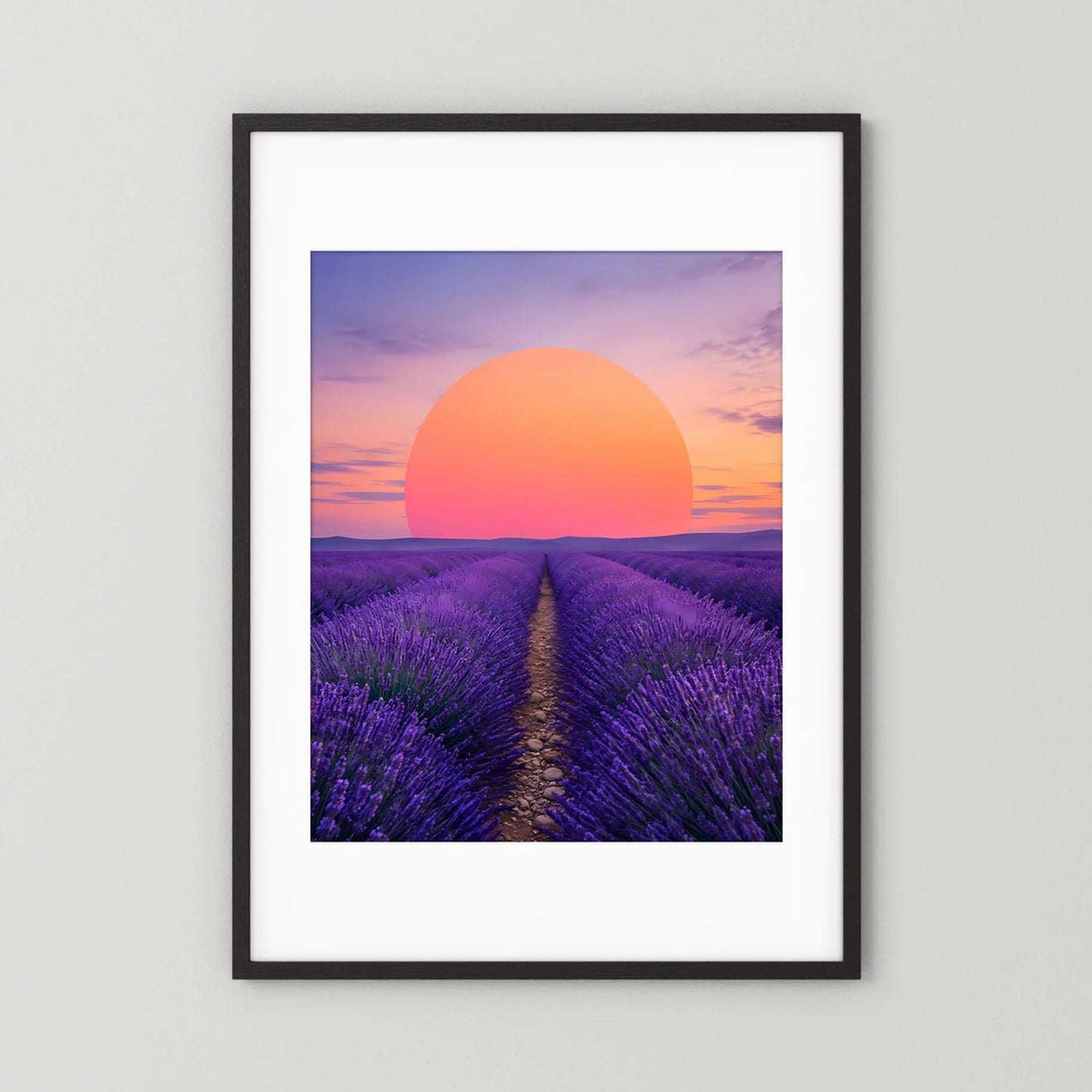 Hochformat-Poster mit schwarzem Rahmen und weißem Rand: lila Lavendelfeld, orangefarbene Sonne