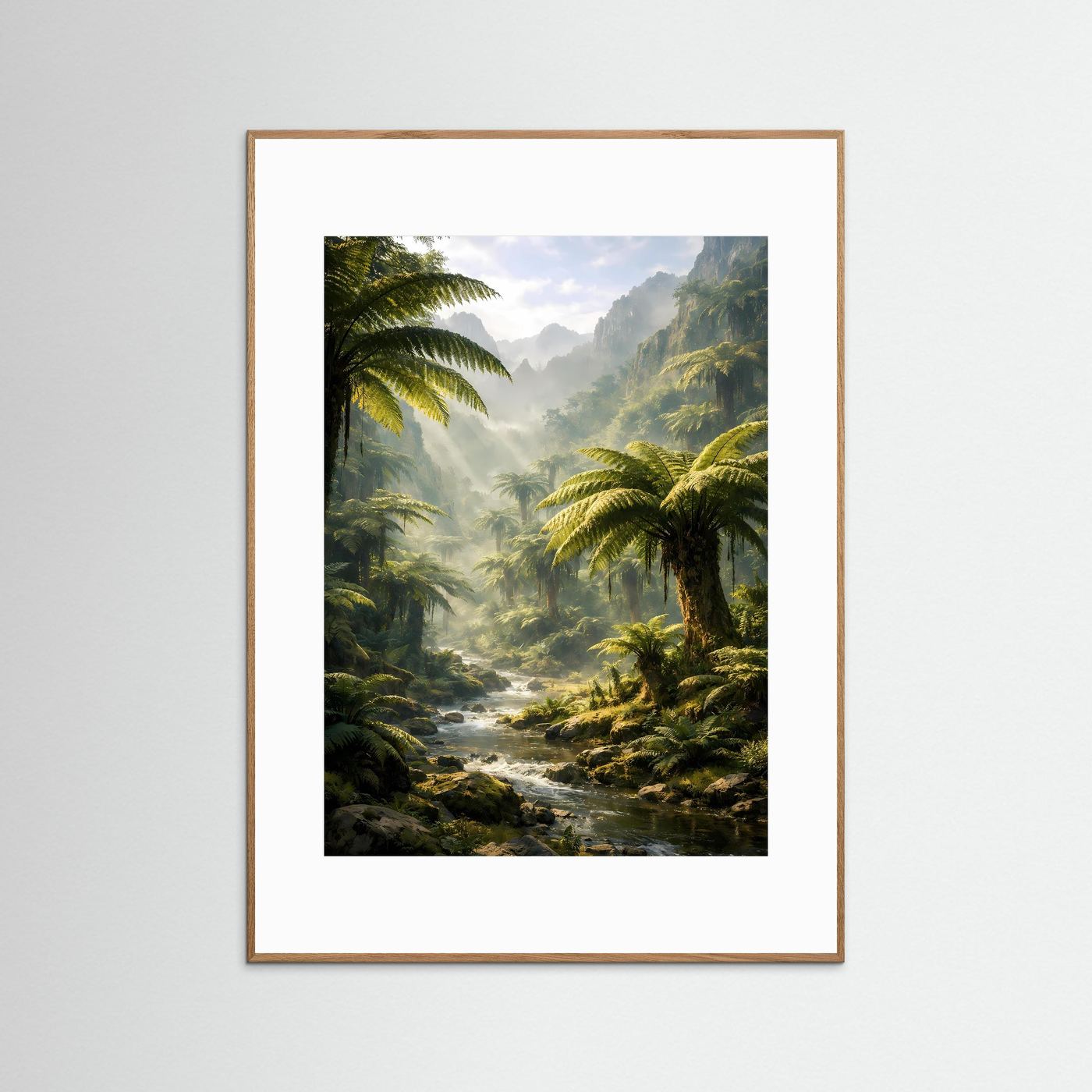 Botanisches Dschungelposter im hellbraunen Holzrahmen, Fluss durch Palmen und Farne, Hochformat