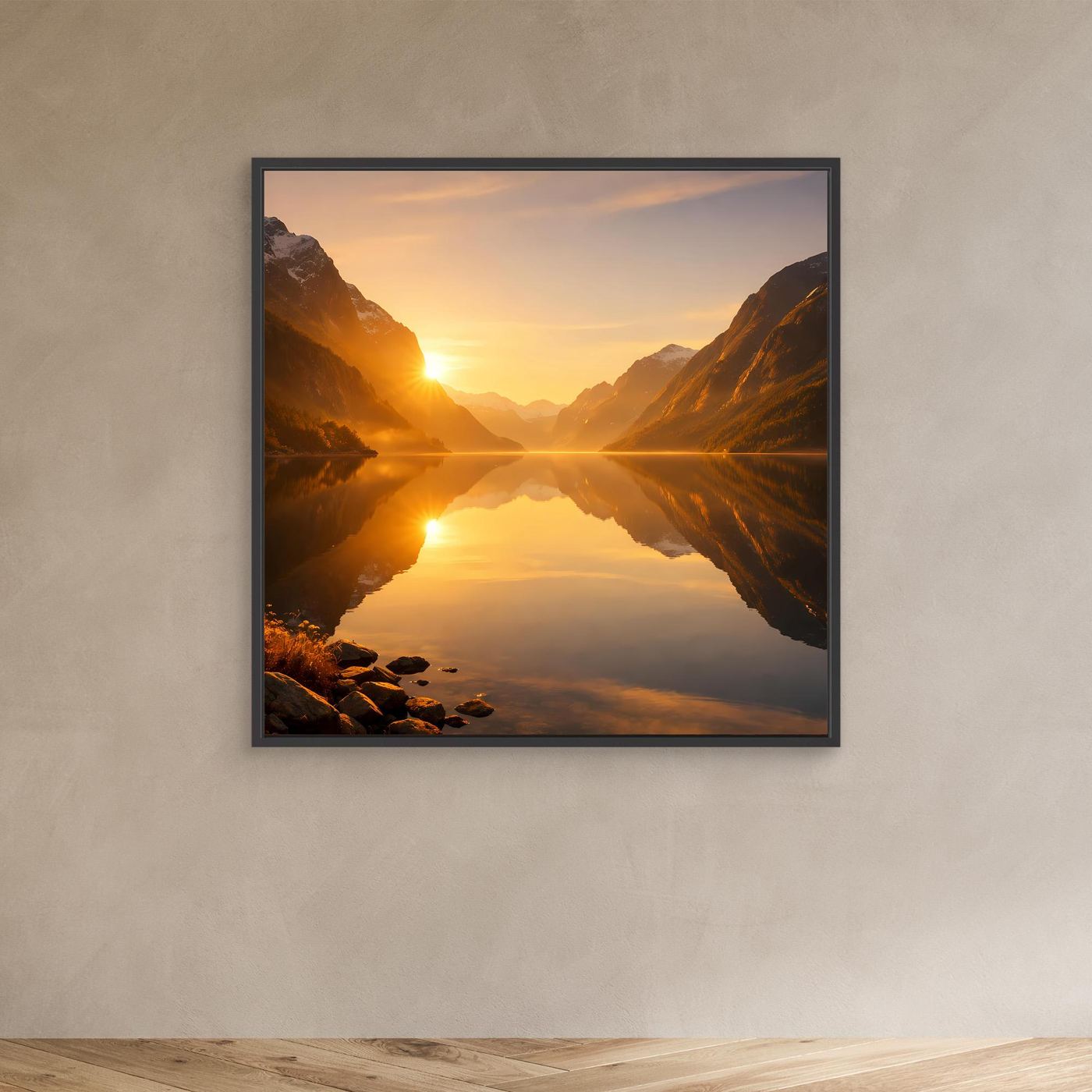 Leinwandbild im schwarzen Rahmen mit goldenem Fjord, Bergen und Sonnenaufgang im See
