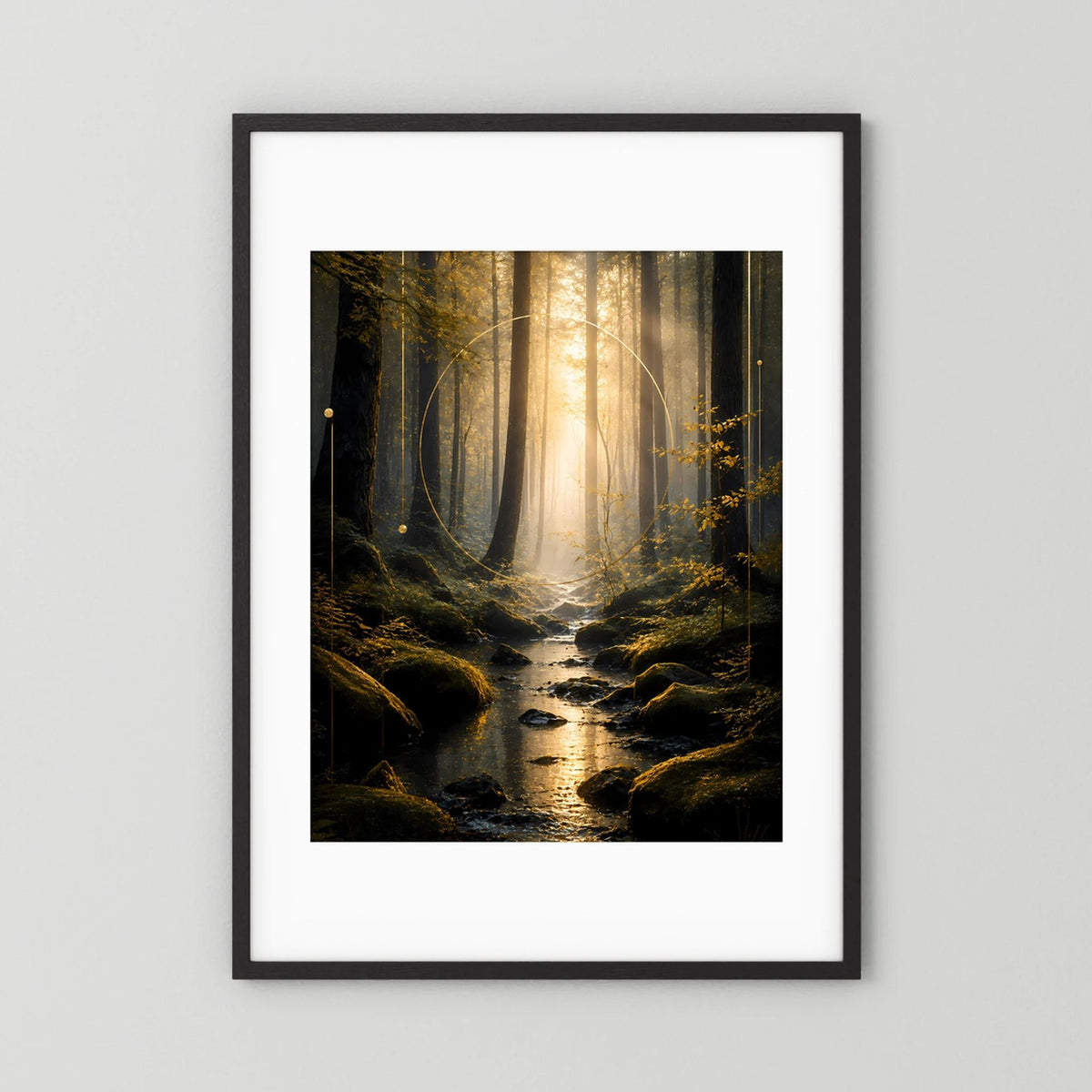 Hochformat-Poster im schwarzen Rahmen mit Waldweg und Lichtstrahlen
