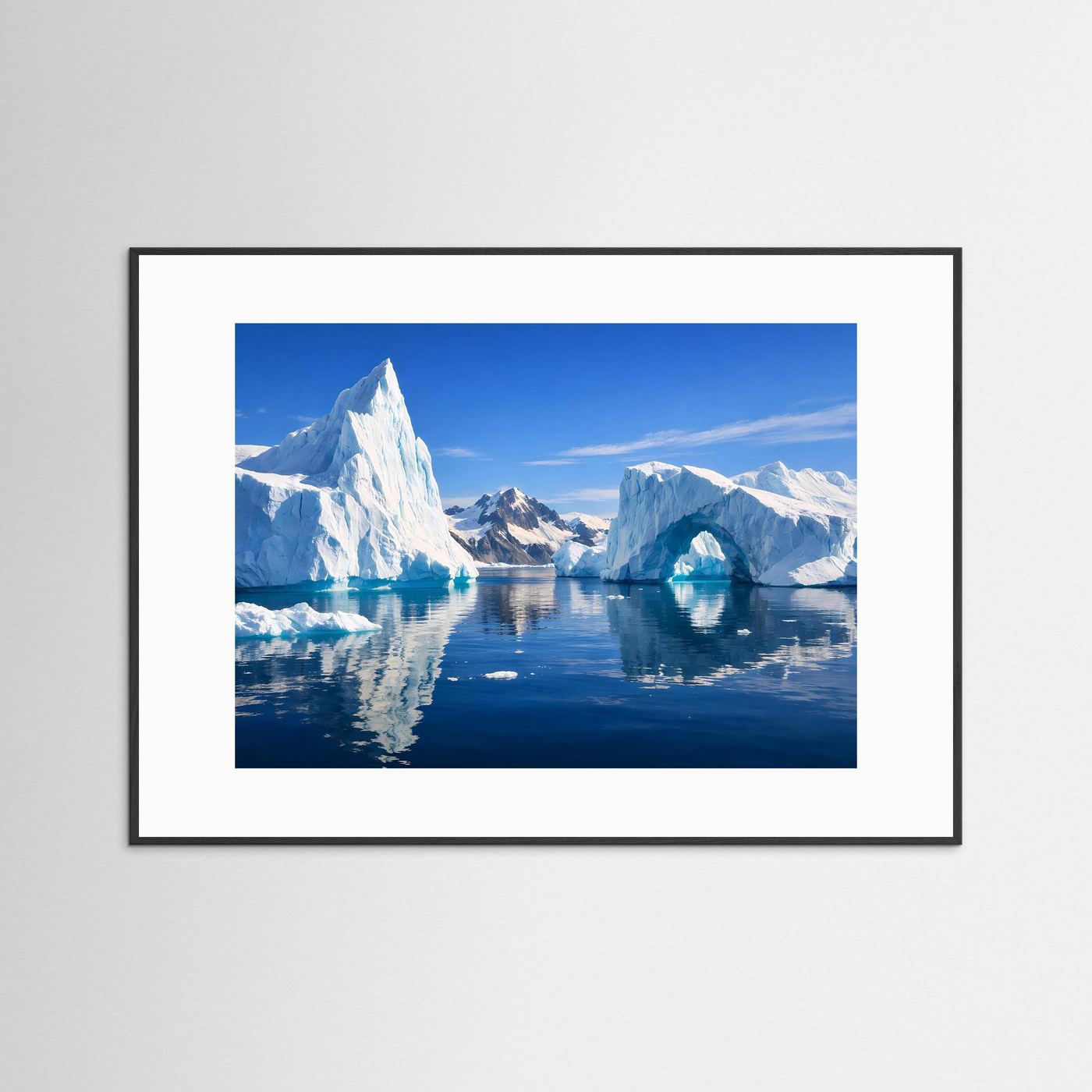 Gerahmtes Panorama-Poster mit Eisbergen im Eismeer, schwarzer Rahmen