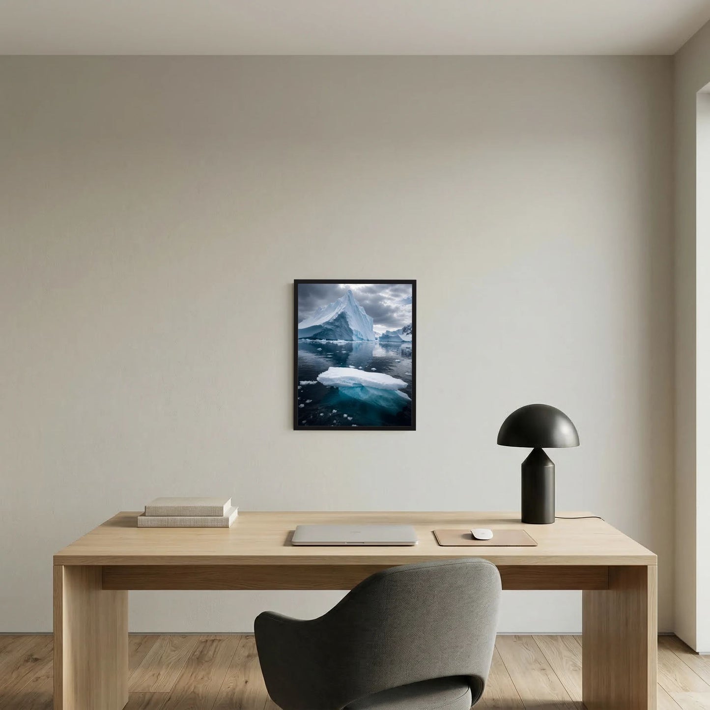 Gerahmtes Hochformat-Poster mit Antarktis-Eislandschaft in Blau und Weiß im Raum