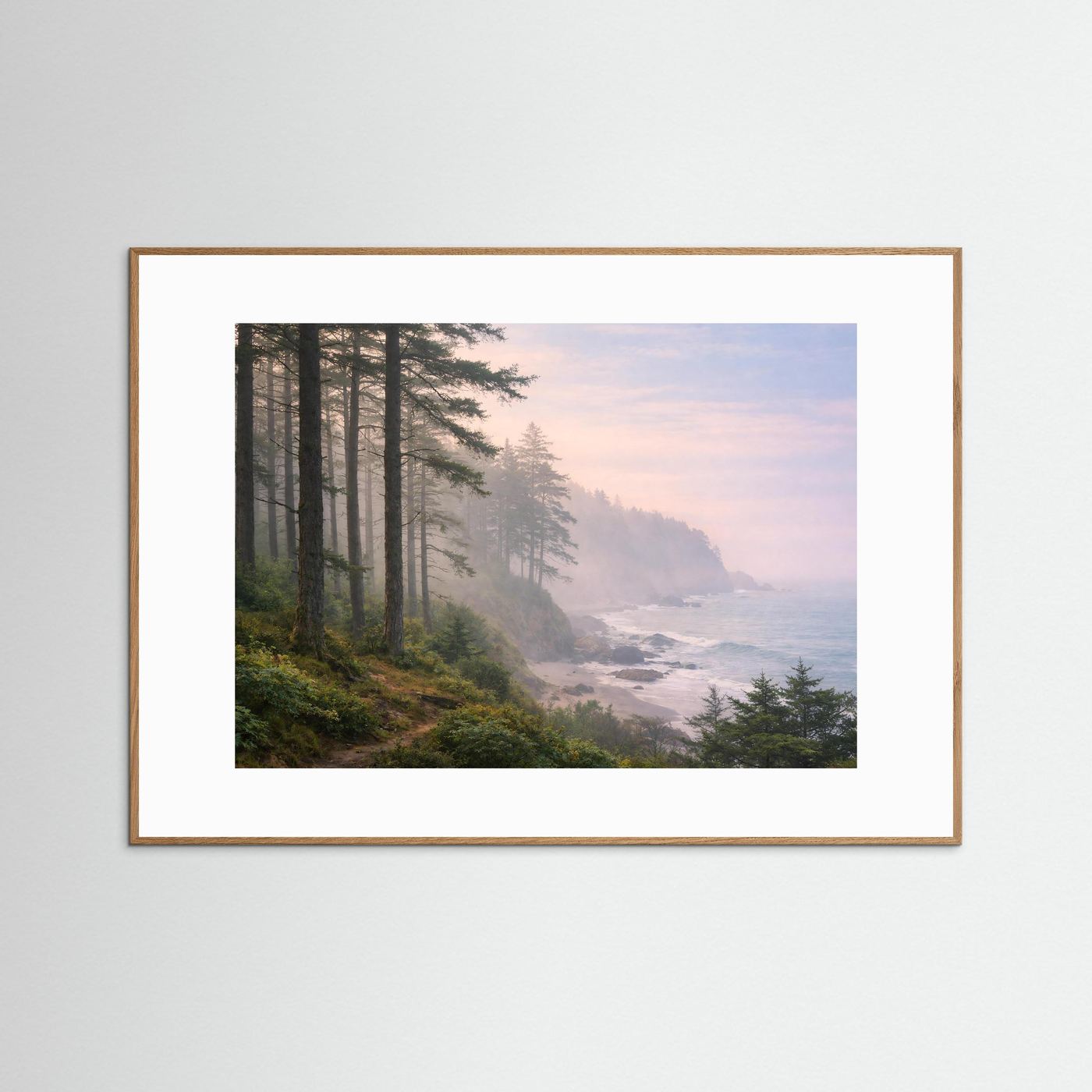 Naturpanorama-Poster mit nebligem Küstenwald, Ufer am Meer, brauner Holzrahmen