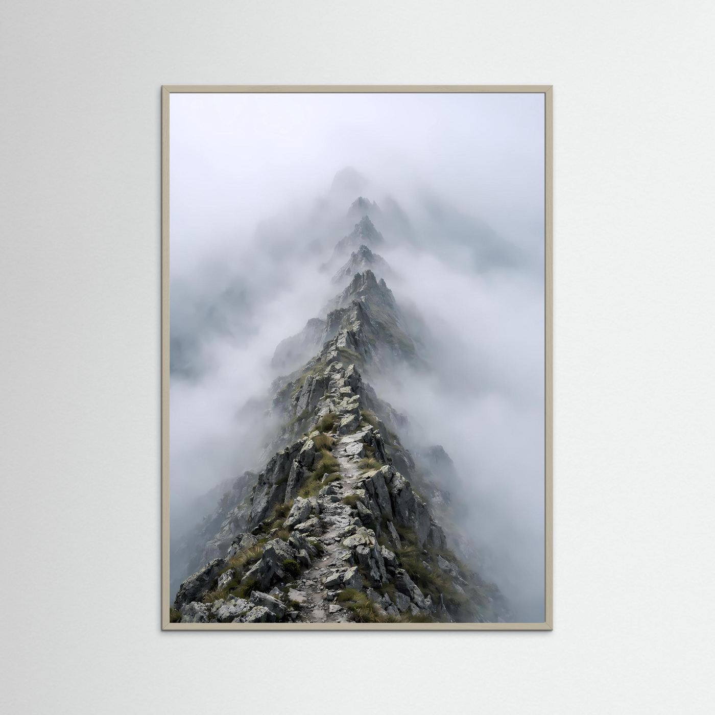 Hochformat-Poster im beigem Holzrahmen, Berggrat mit Nebel und Felsgipfel