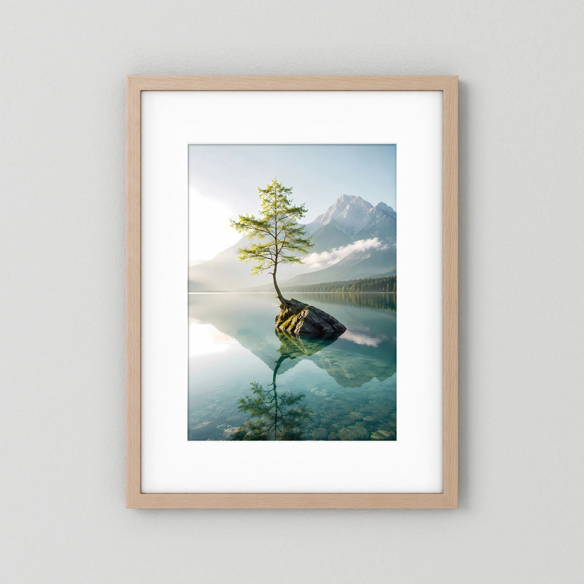 Baum im Bergsee | Stille Berglandschaft mit Spiegelung | Poster Hochformat