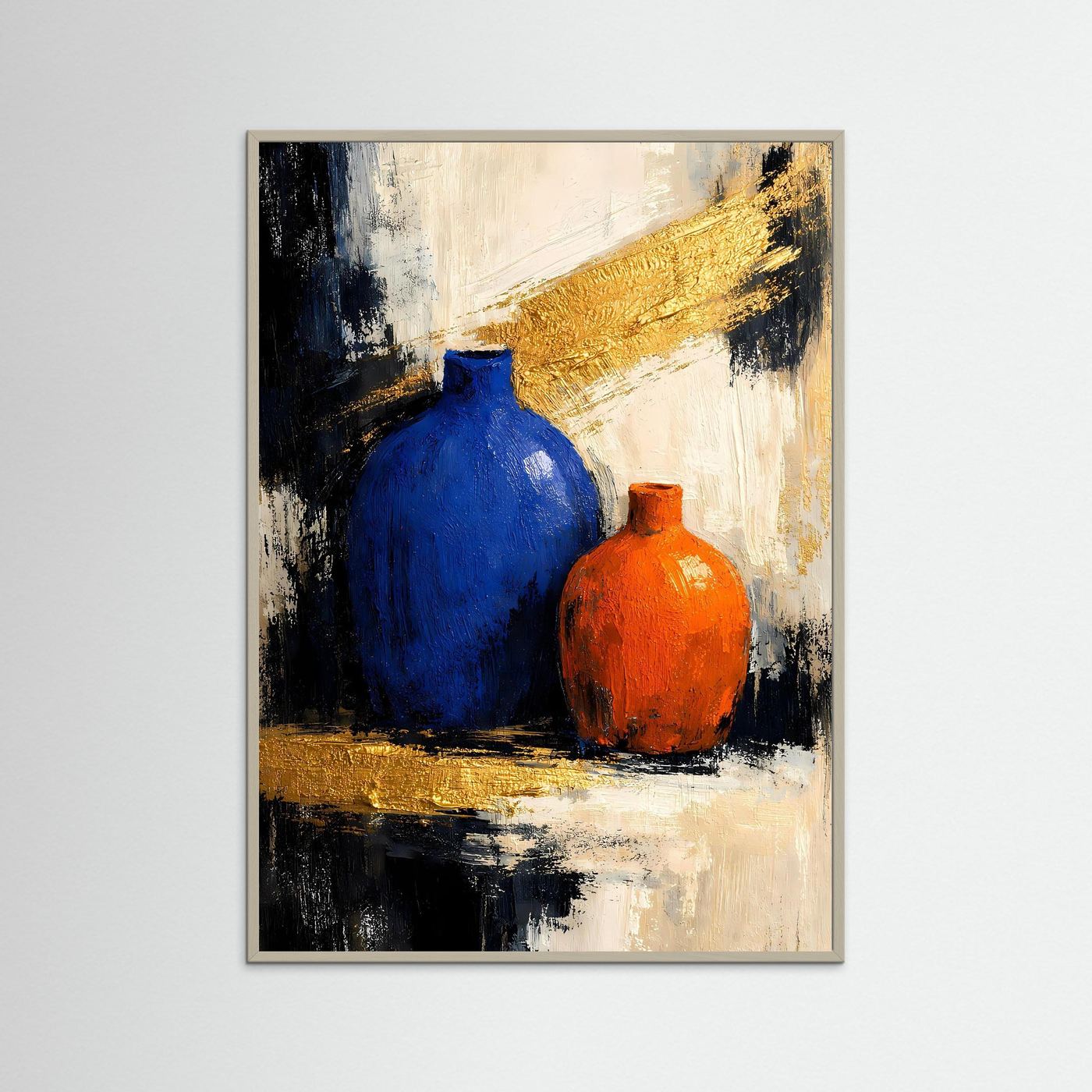 Kunstposter Stillleben mit blauer und orangefarbener Vase, goldener Farbstreifen im grauen Rahmen.