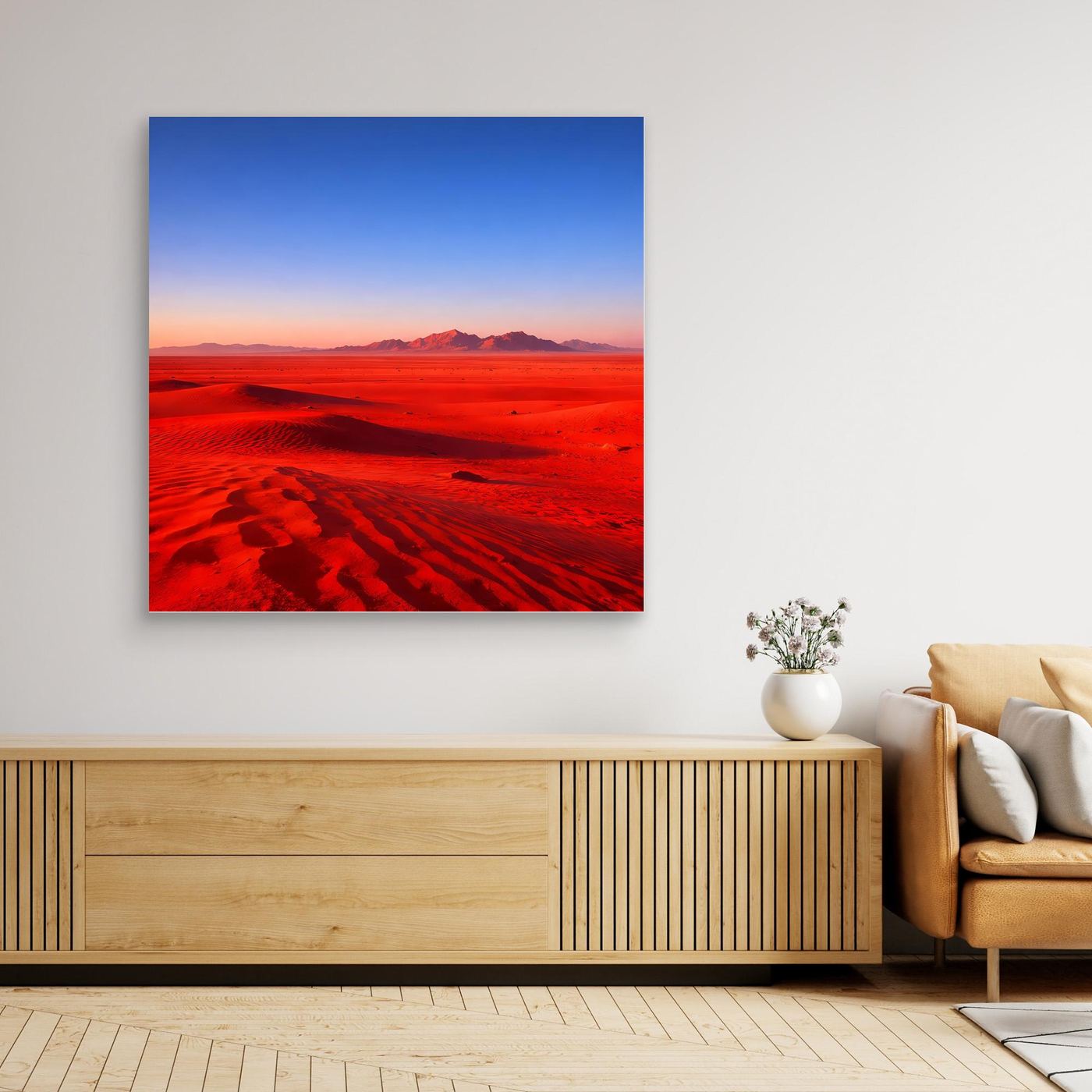 Gerahmtes Leinwandbild mit schwarzem Rahmen: rote Dünen, Sandspuren und Bergsilhouette