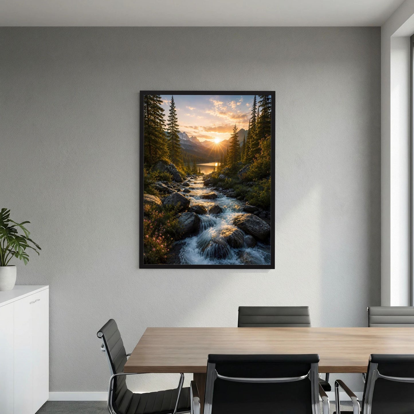 Hochformat-Poster mit Sonnenuntergang über Bach und Tannenwald, schwarz gerahmt