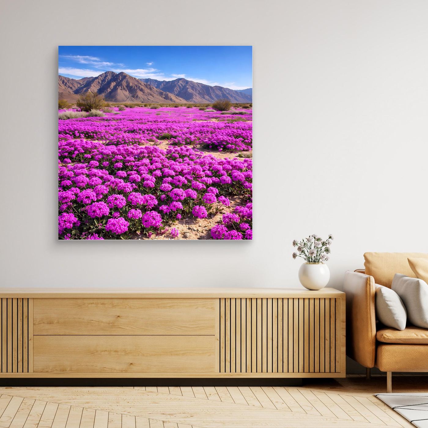 Leinwandbild mit violetten Blüten im Wüstenfeld und entfernten Bergen