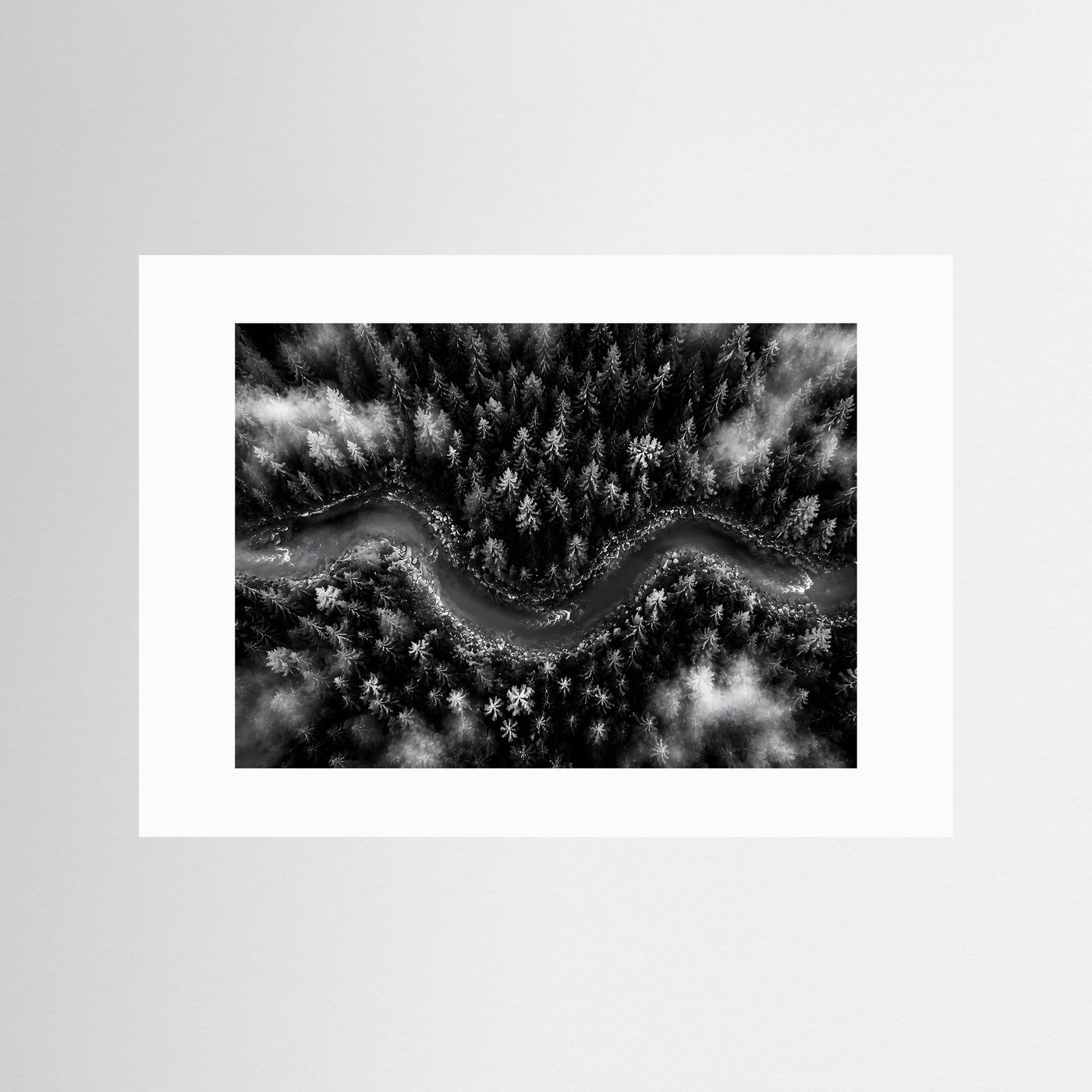 Mystischer Waldfluss im Nebel | Schwarz-Weiß Natur Landschaft – Modernes Poster Querformat