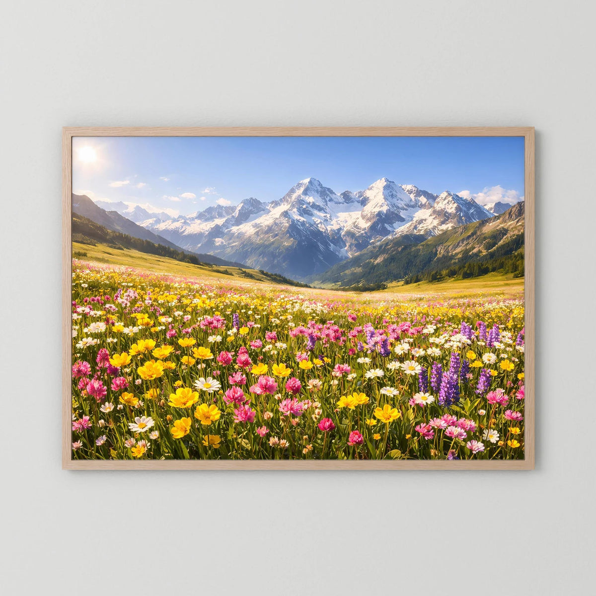 Wandbild mit Alpenblumenwiese und Bergpanorama im hellem Holzrahmen