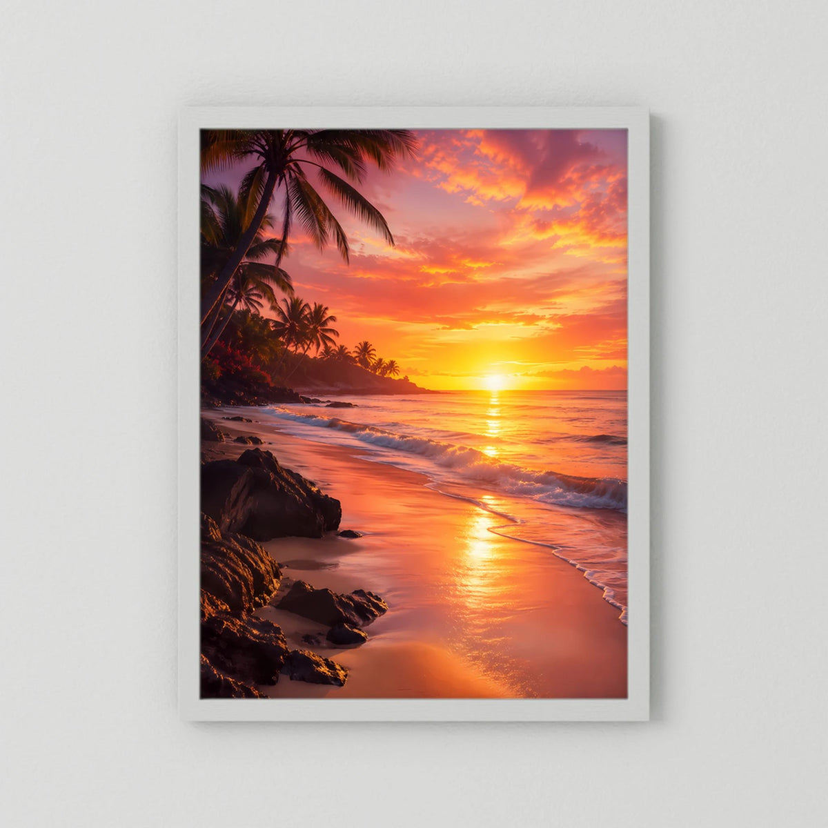 Hochformat-Poster tropischer Strand bei Sonnenuntergang, Palmen am Meer, weißer Rahmen