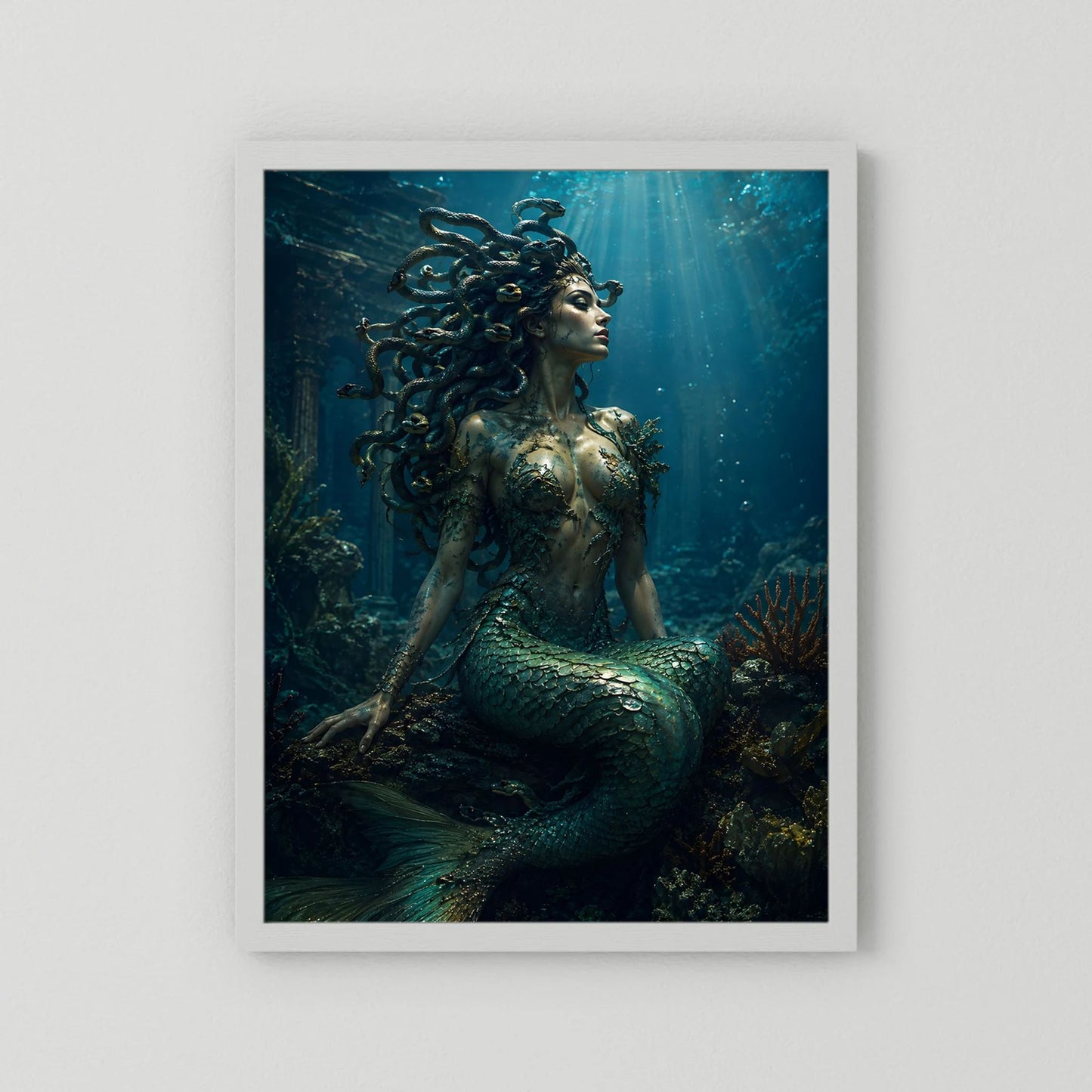 Fantasy-Poster mit Meerjungfrau in Smaragd & Türkis, Schlangenhaar, weißer Rahmen