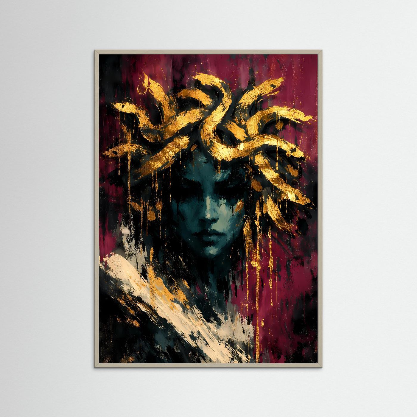 Kunstposter im Hochformat mit abstraktem Medusa-Porträt, Goldlinien, grauer Rahmen