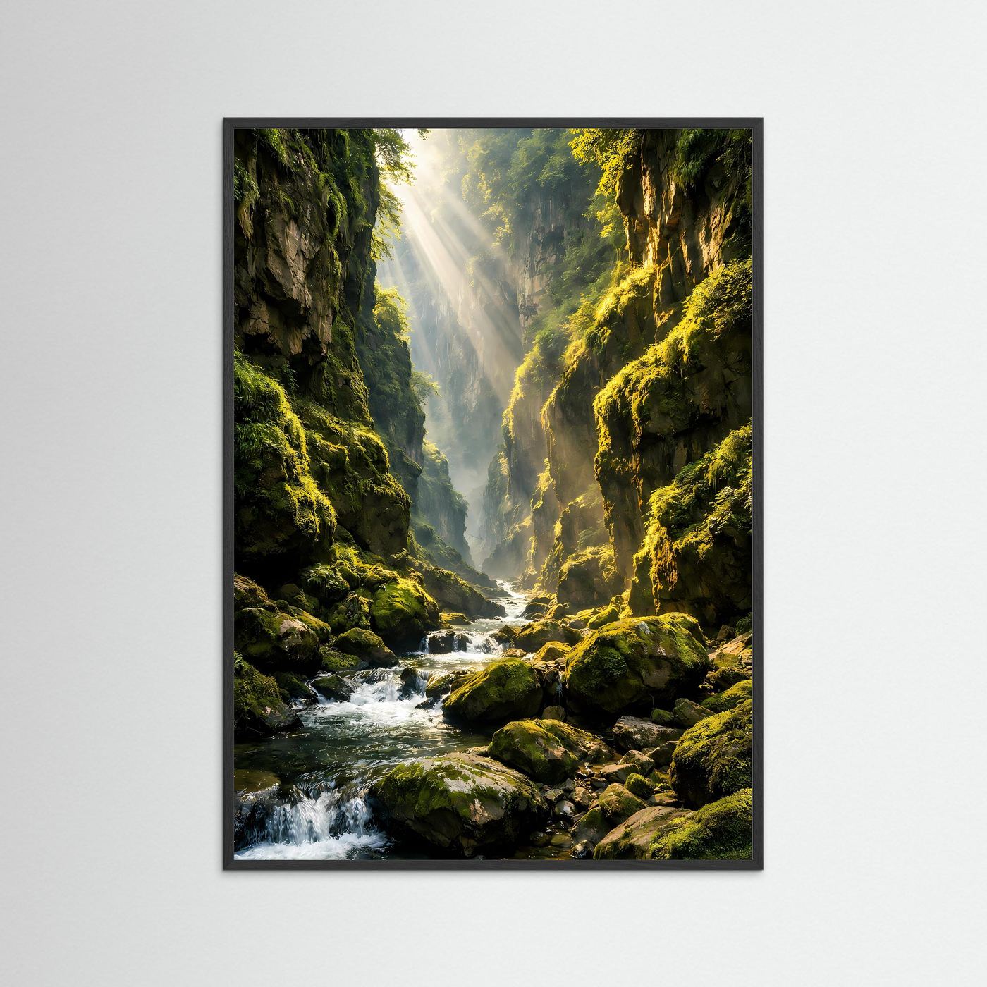 Hochformatiges Poster im schwarzen Rahmen: grüner Canyon mit Wildbach und Sonnenstrahlen.