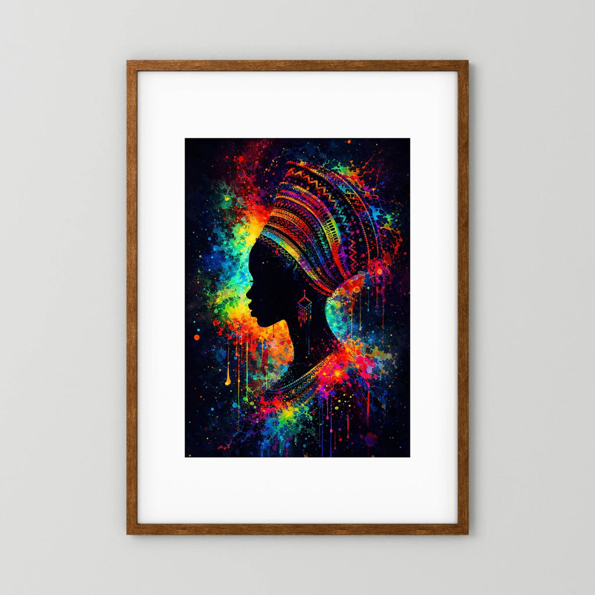 Gerahmtes Poster: Silhouette afrikanischer Frau im Neon-Graffiti, brauner Holzrahmen