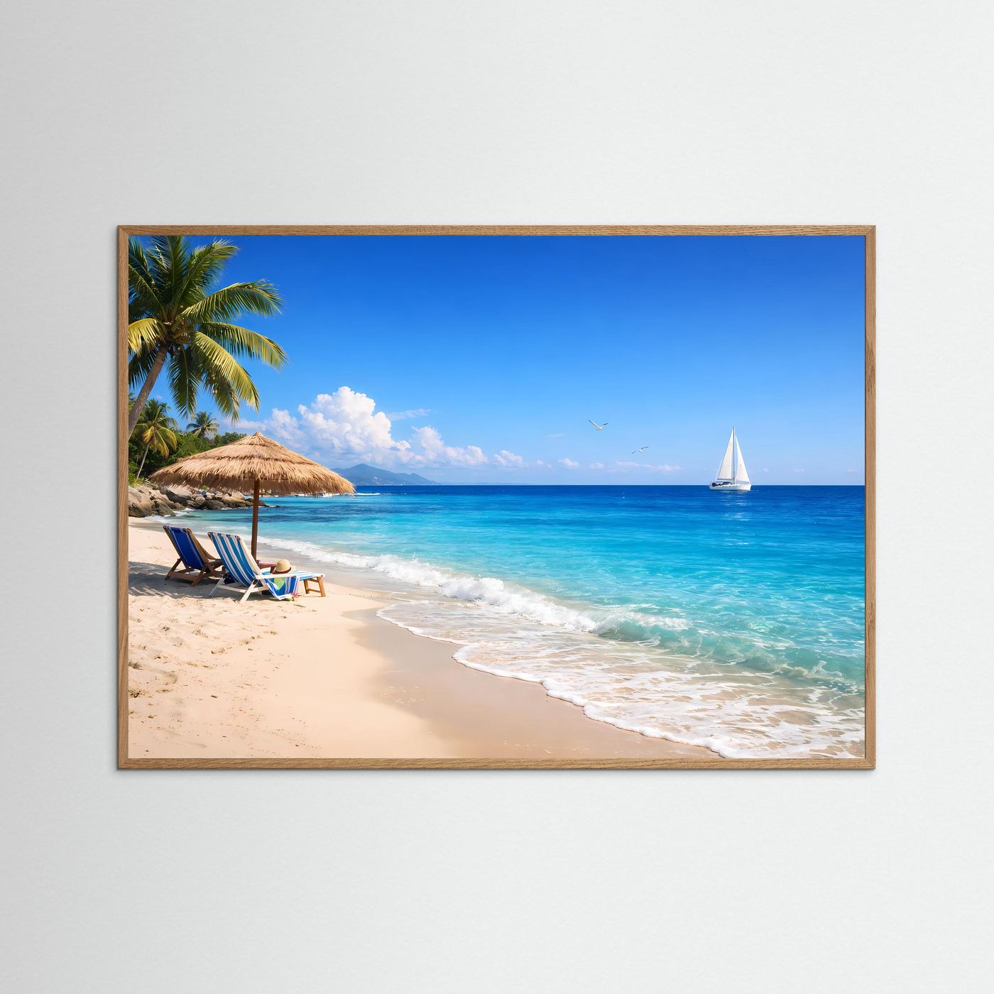 Panorama-Strand-Meer-Poster im hellbraunen Rahmen mit Segelboot, Palmen, Strandliegen und türkisfarbenem Wasser.