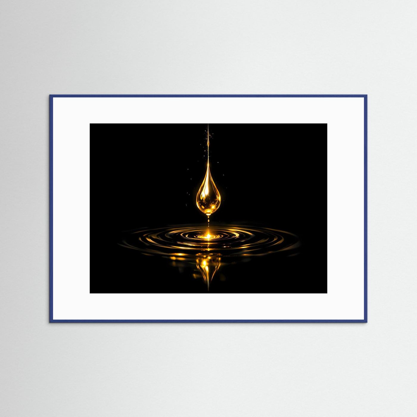 Wandbild mit goldenem Wassertropfen-Motiv, schwarzer Hintergrund, blau umrandetes Passepartout