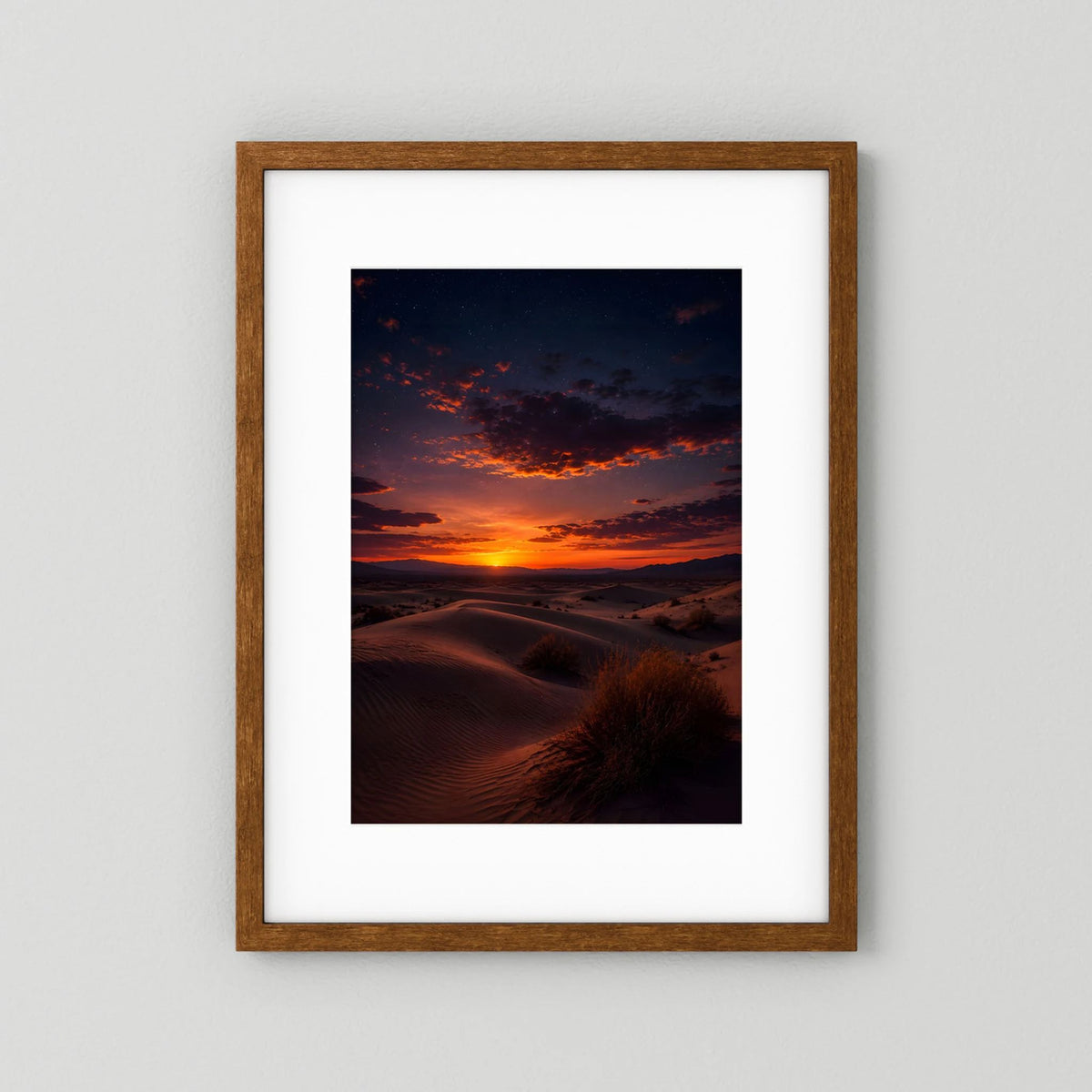Poster im Hochformat mit braunem Holzrahmen und weißem Passepartout, Wüstenlandschaft