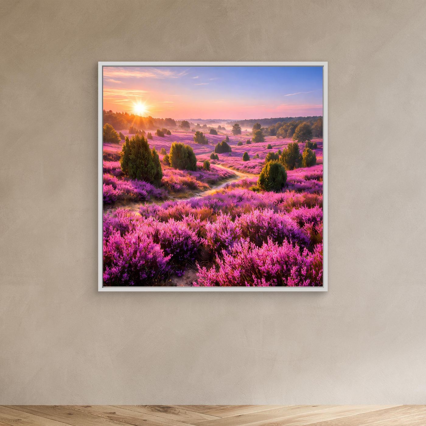 Leinwandbild mit blühender Heide und Sonnenaufgang, weißer Rahmen