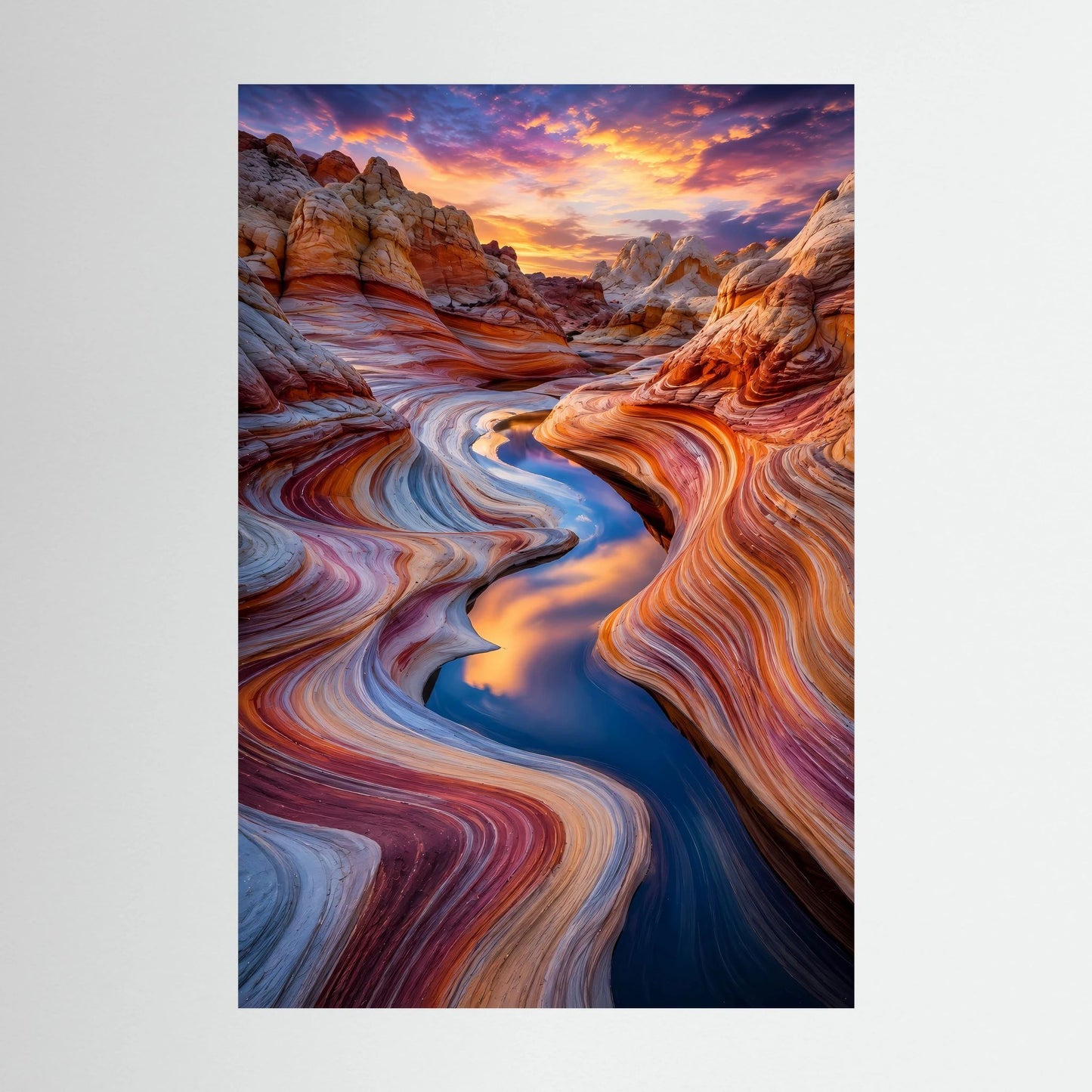 Poster im Hochformat mit Wüstenlandschaft, geschwungenen Felsrinnen bei Sonnenuntergang.
