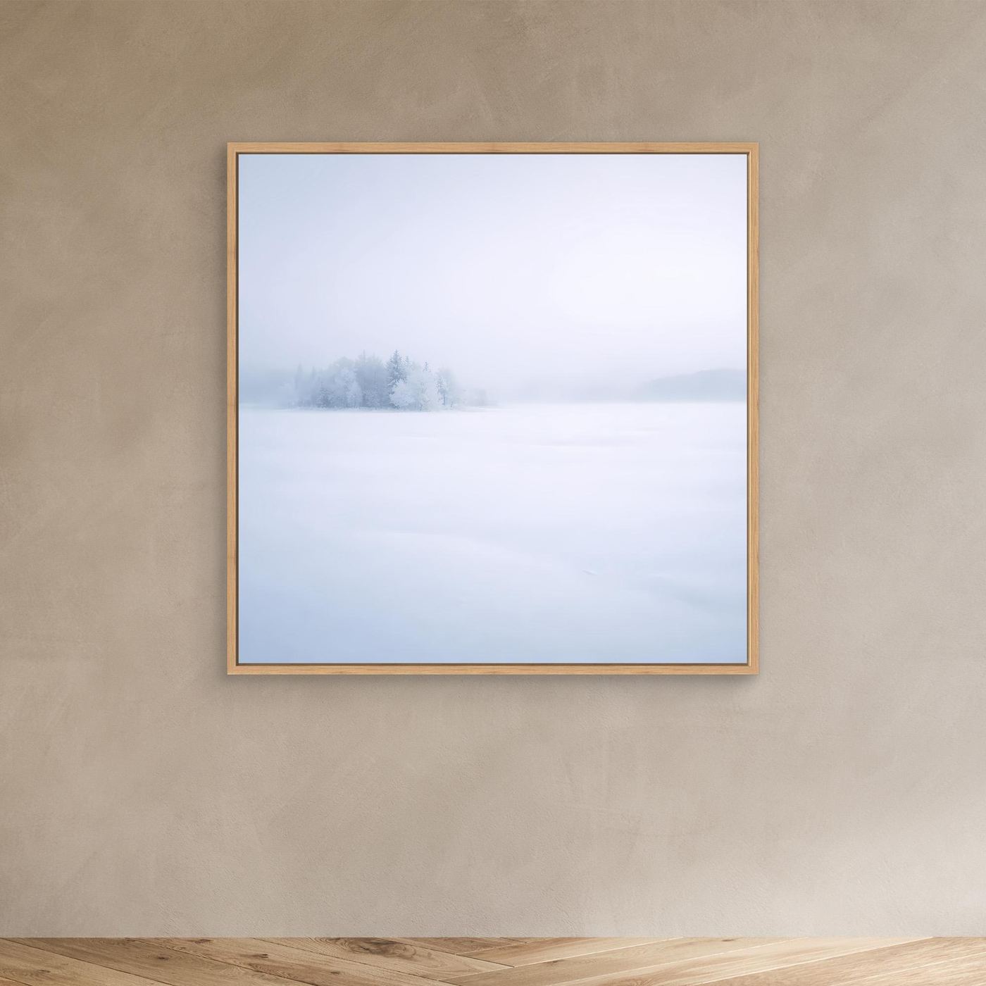 Leinwandbild mit Wintersee-Motiv im Eichenrahmen: verschneite Bäume im Nebel
