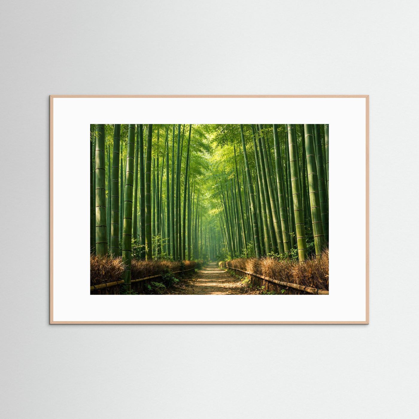 Wandbild Bambuswald im Querformat mit beigem Holzrahmen