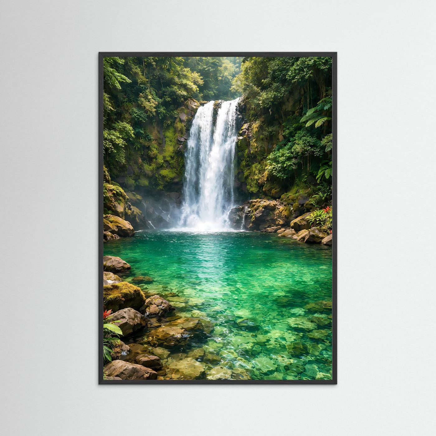 Dschungelposter im Hochformat mit Wasserfall und türkisgrüner Lagune, schwarzer Rahmen