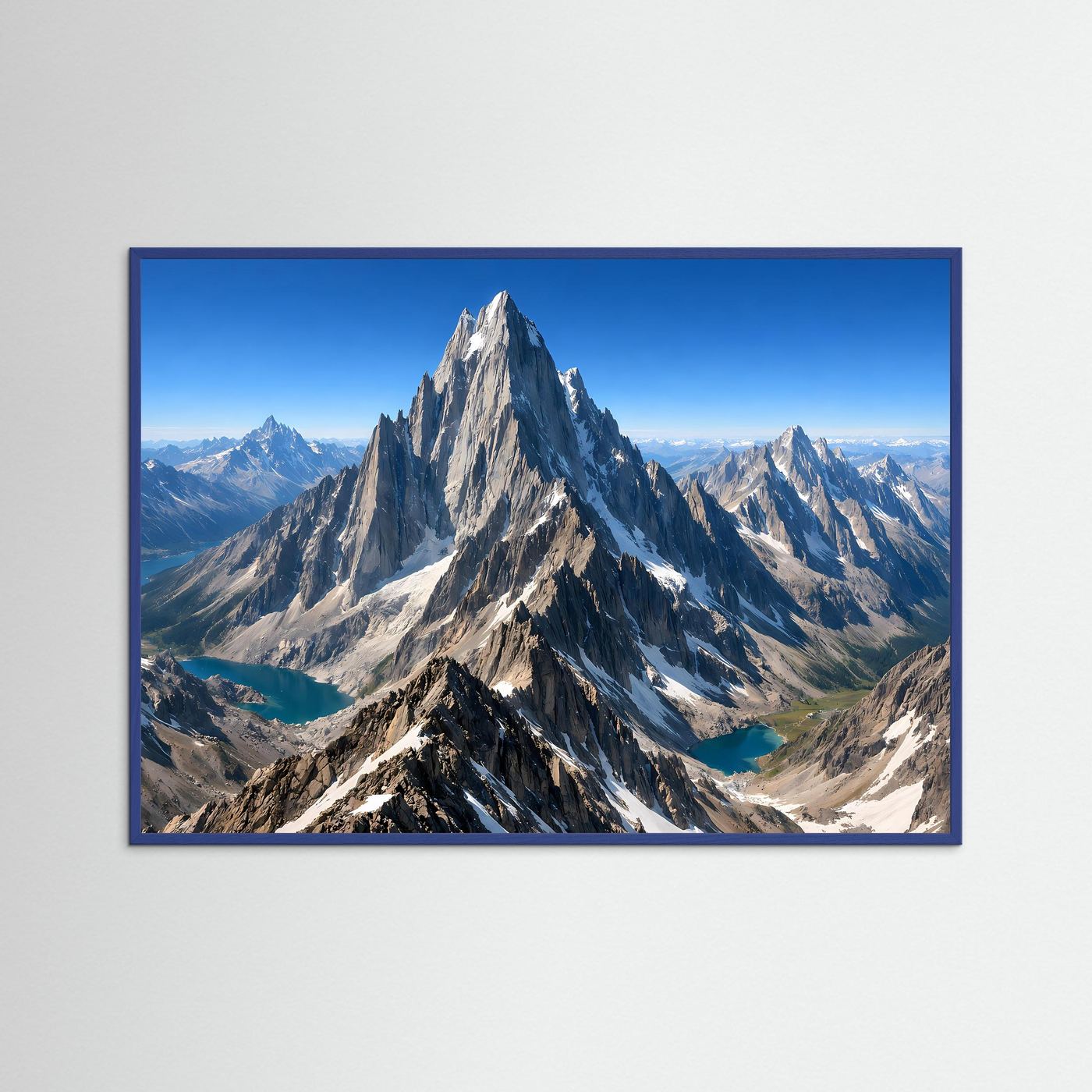 Poster im hellen Rahmen mit Berggipfel und Alpinsee, Querformat