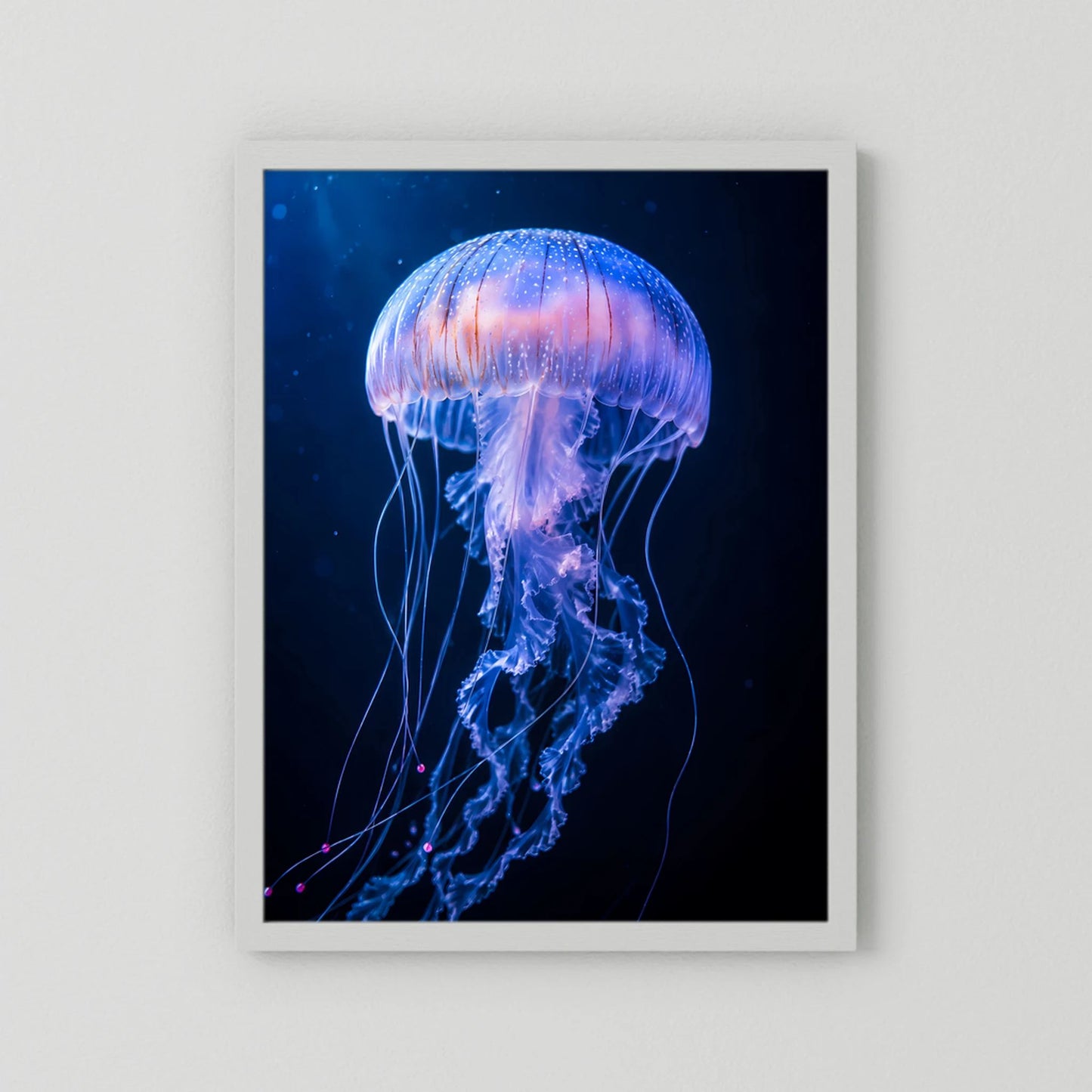 Poster mit weißem Rahmen und leuchtender Qualle in Blau-Violett, hochformatig