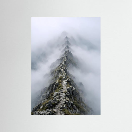 Hochformat-Poster mit felsigem Berggrat im Nebel, Spitze nach oben