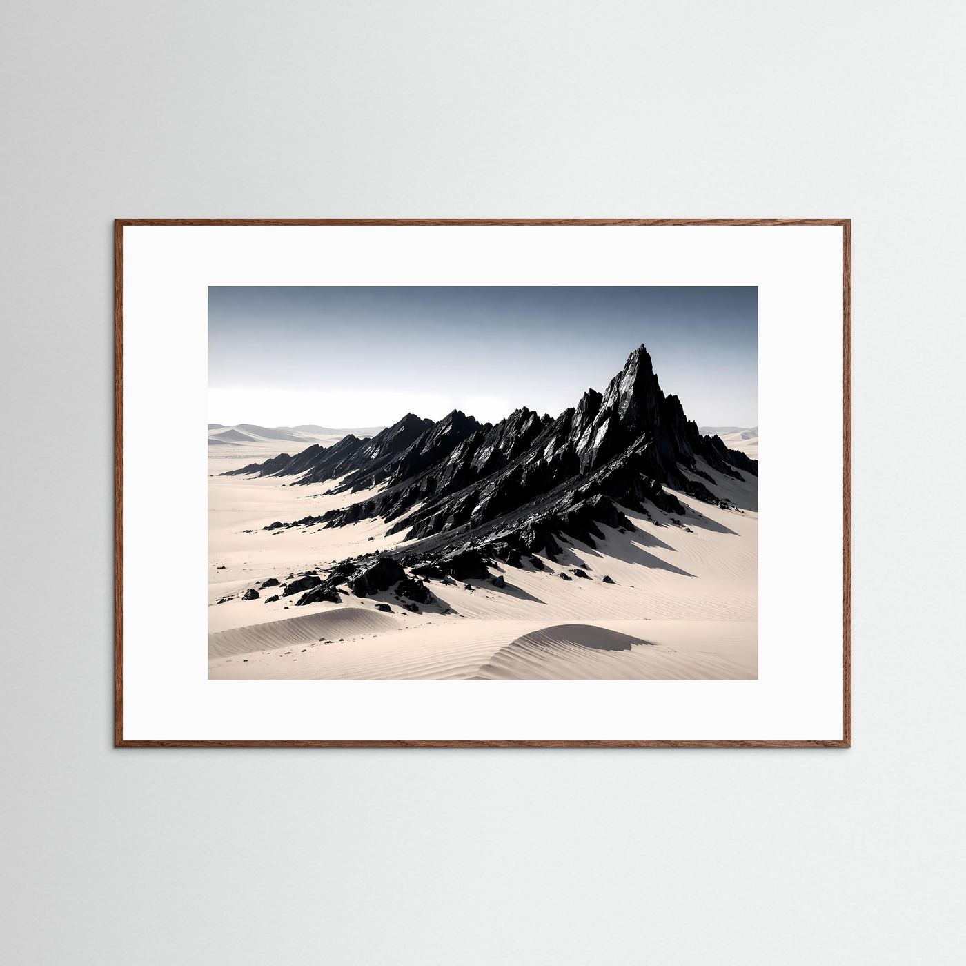 Poster im Querformat mit Sanddünen und Felsbergen, brauner Holzrahmen, weißer Rand